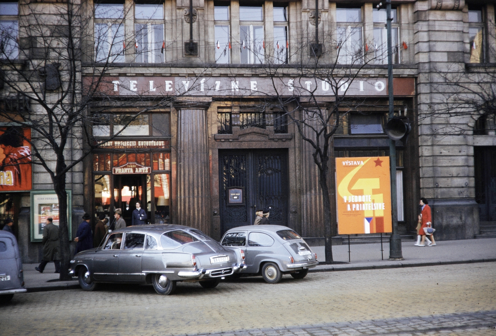 Szlovákia, Pozsony, Szlovák Nemzeti Felkelés tere (Námestie SNP) 33., 1960, UWM Libraries, színes, plakát, Tatra-márka, Fiat 500, kirakat, art deco, Fortepan #259141