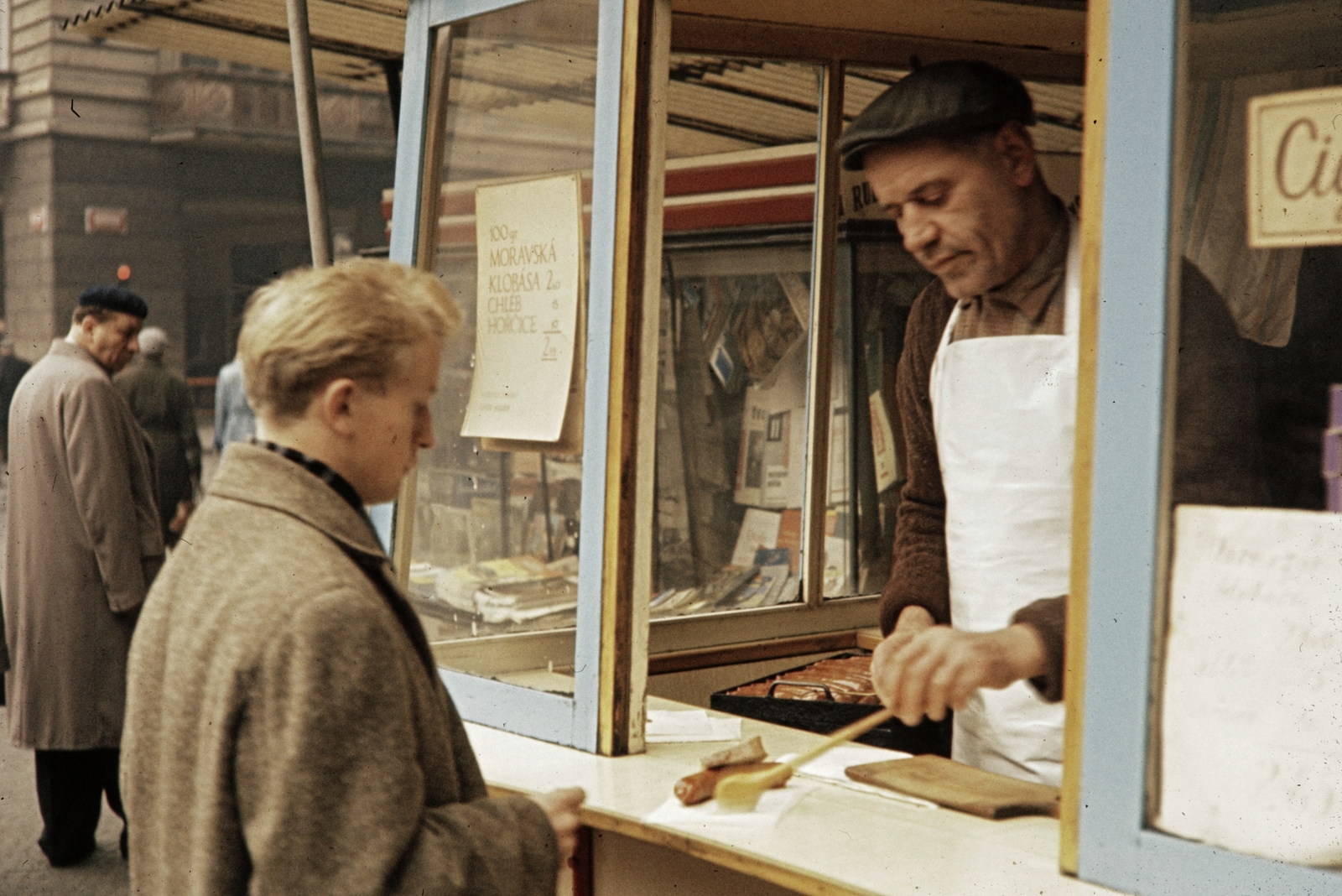 Csehország, Prága, Vencel tér (Václavské námestí), sültkolbászárus a Vodičkova ulice sarkán., 1960, UWM Libraries, Harrison Forman, színes, Fortepan #259145