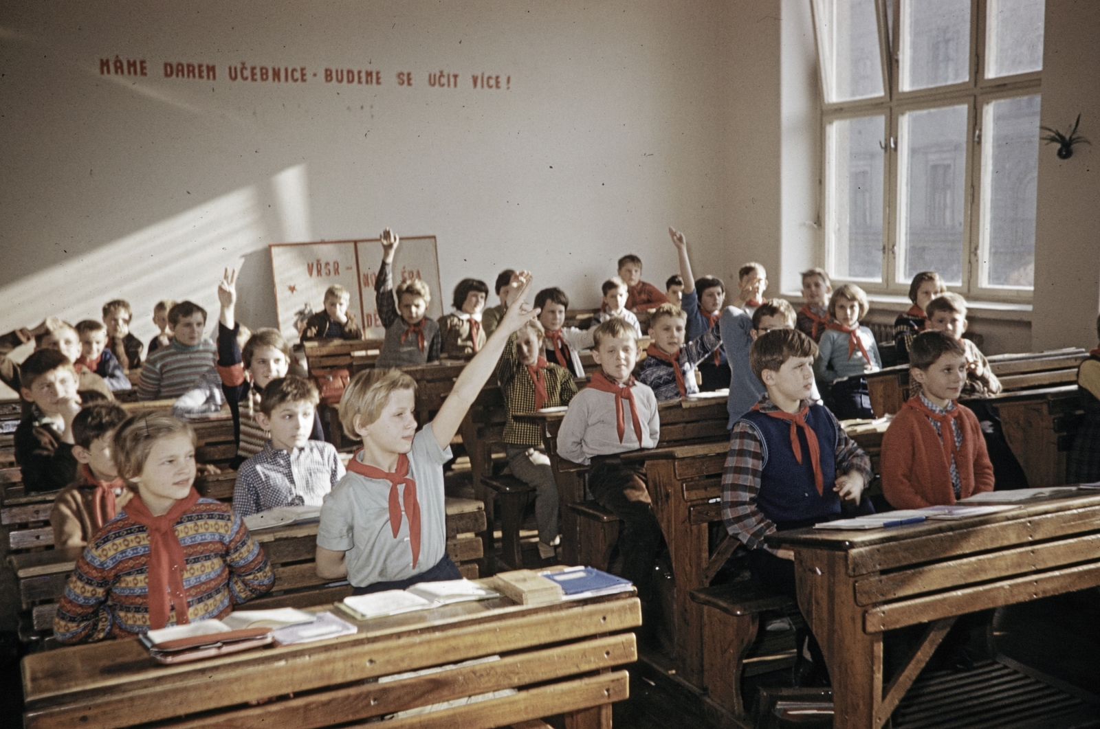 Czech Republik, a felvétel egy iskola osztálytermében készült., 1960, UWM Libraries, colorful, Czech sign, hands up, school desk, Best of, Fortepan #259153