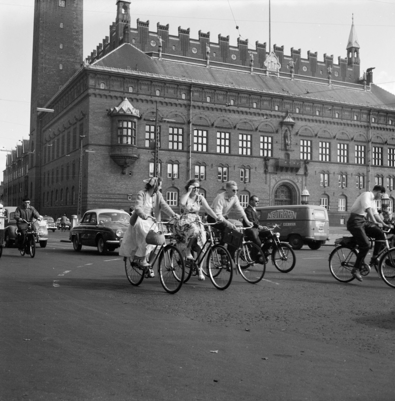 Denmark, Copenhagen, Rådhuspladsen, a Városháza épülete., 1959, UWM Libraries, bicycle, Fortepan #259158