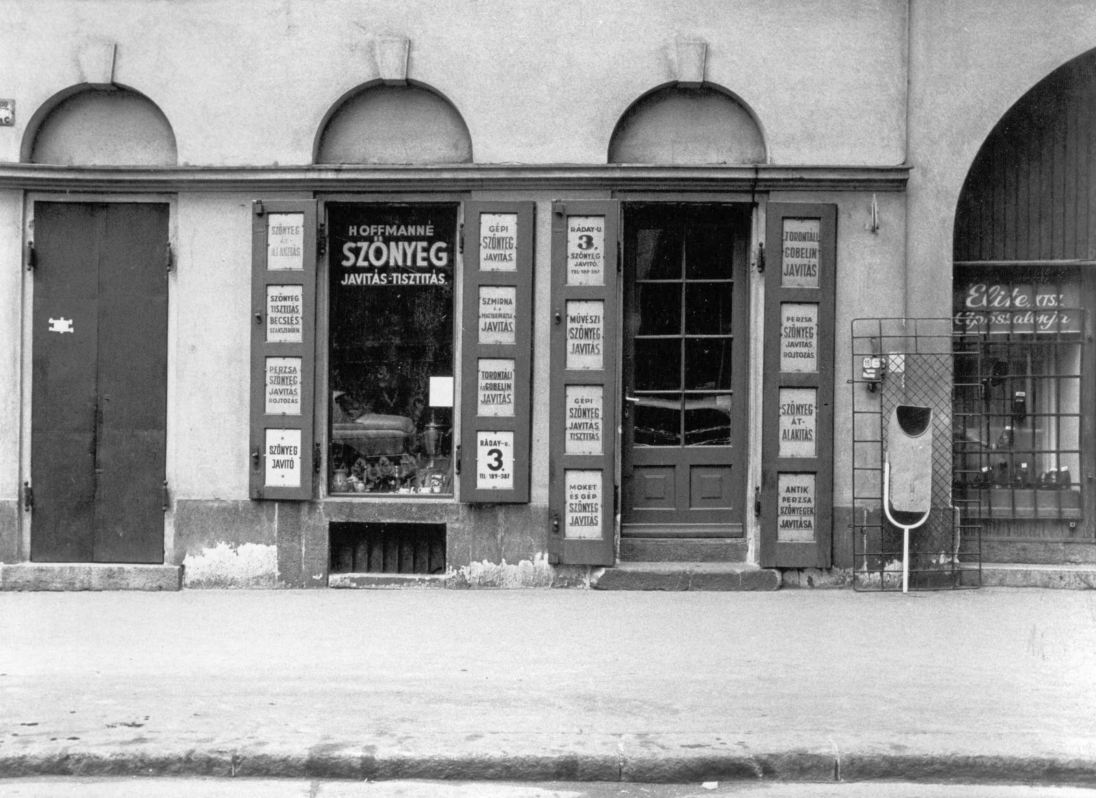 Magyarország, Budapest IX., Ráday utca 3., 1977, Ferencvárosi Helytörténeti Gyűjtemény, cégtábla, szőnyeg, kézműipar, üzletportál, szemetes, cipész, Budapest, Fortepan #25916