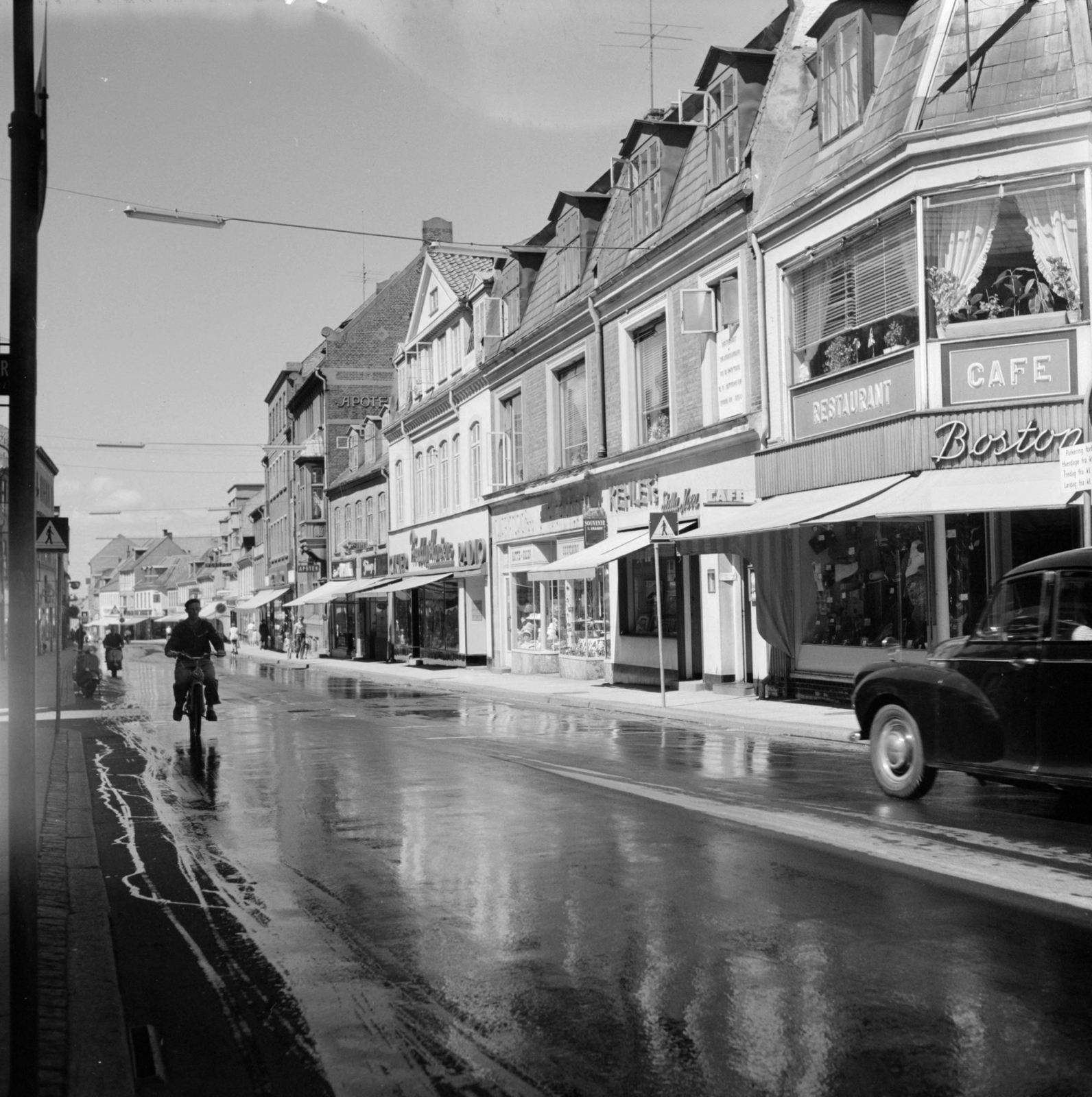 Denmark, Skomagergade., 1959, UWM Libraries, bicycle, street view, Fortepan #259160