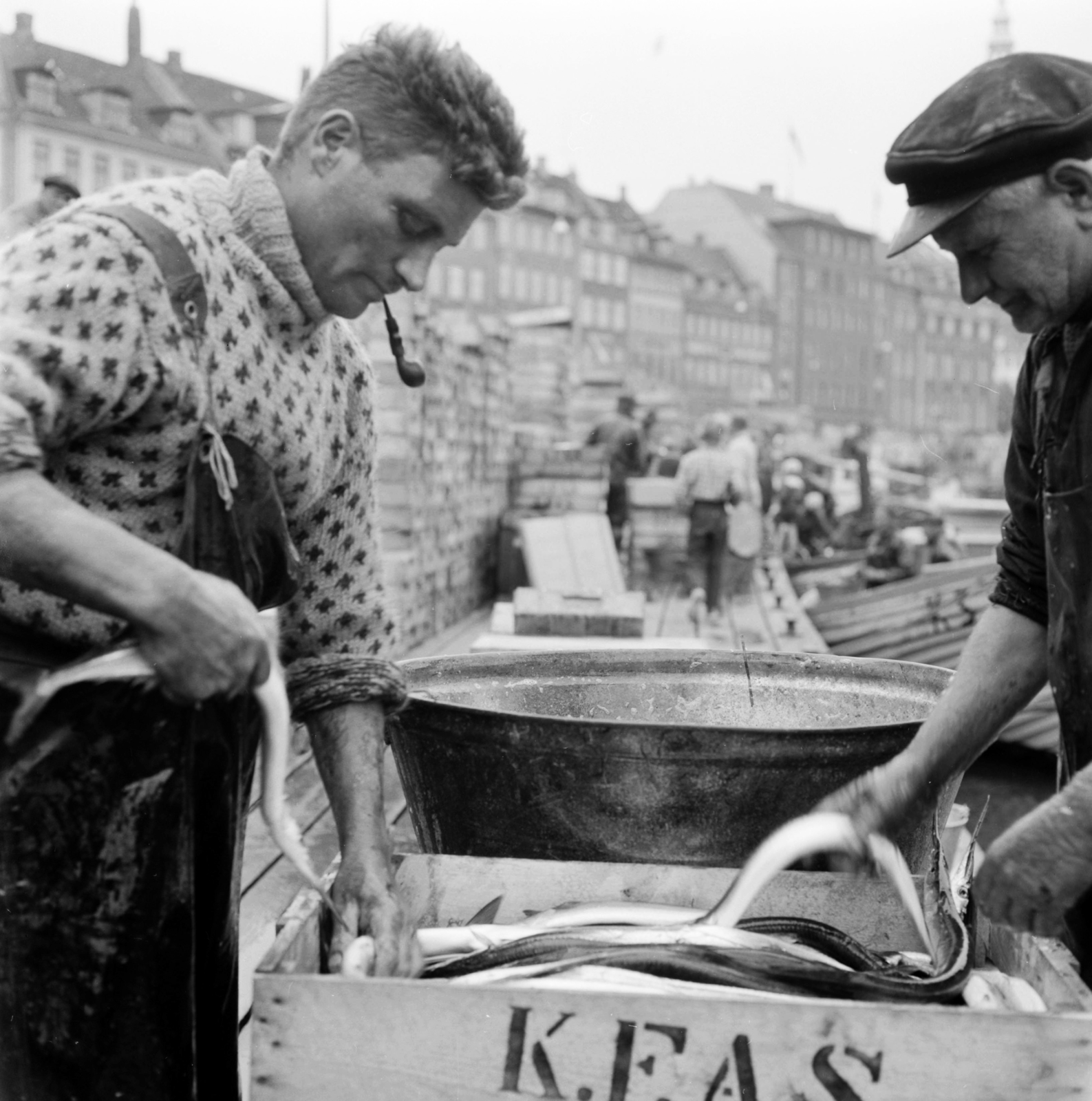 Denmark, Copenhagen, Gammel Strand., 1959, UWM Libraries, seller, pipe, fish market, market, Fortepan #259162