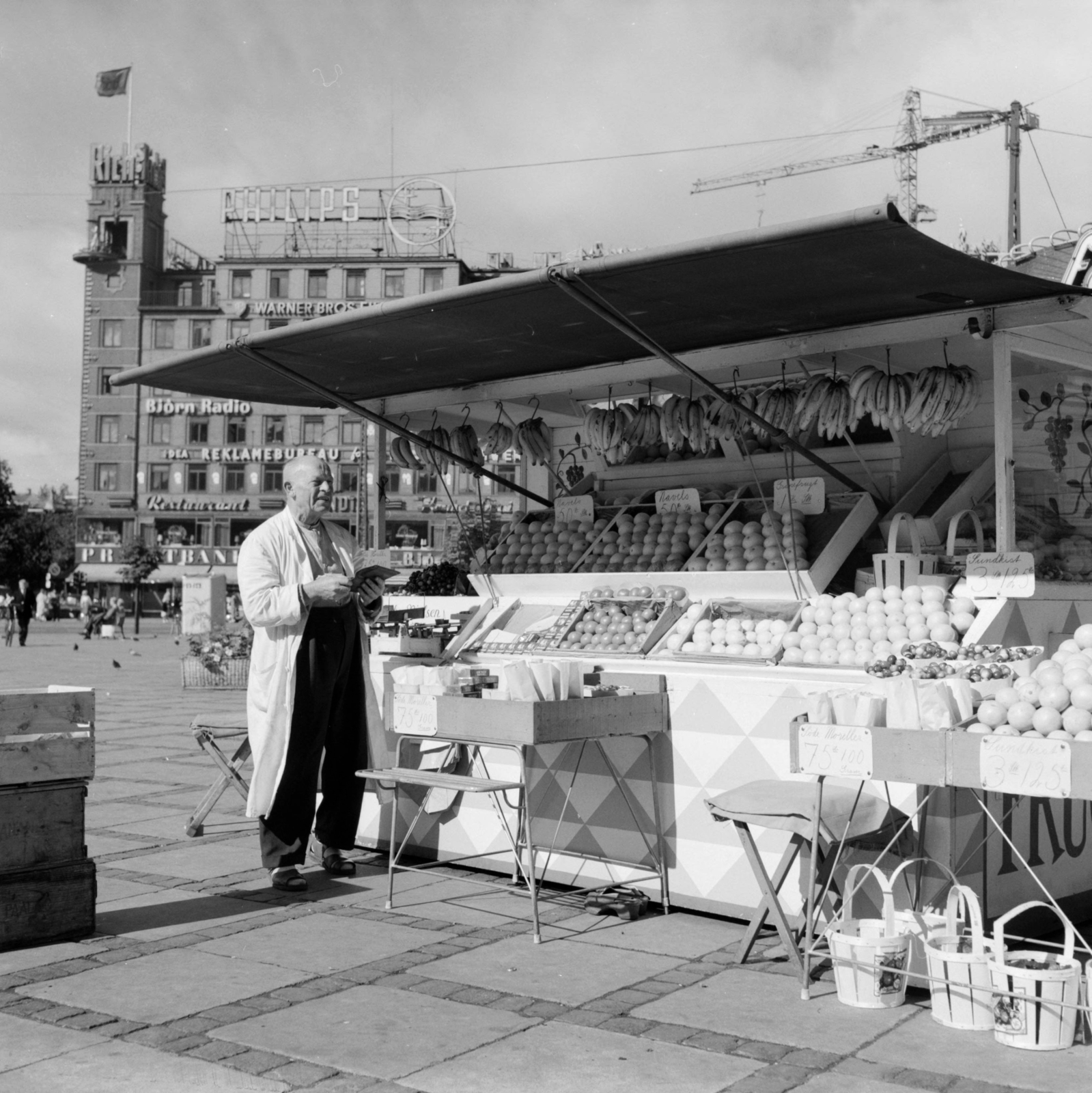 Denmark, Copenhagen, Rådhuspladsen, szemben a Vesterbrogade sarka., 1959, UWM Libraries, fruit seller, Fortepan #259165