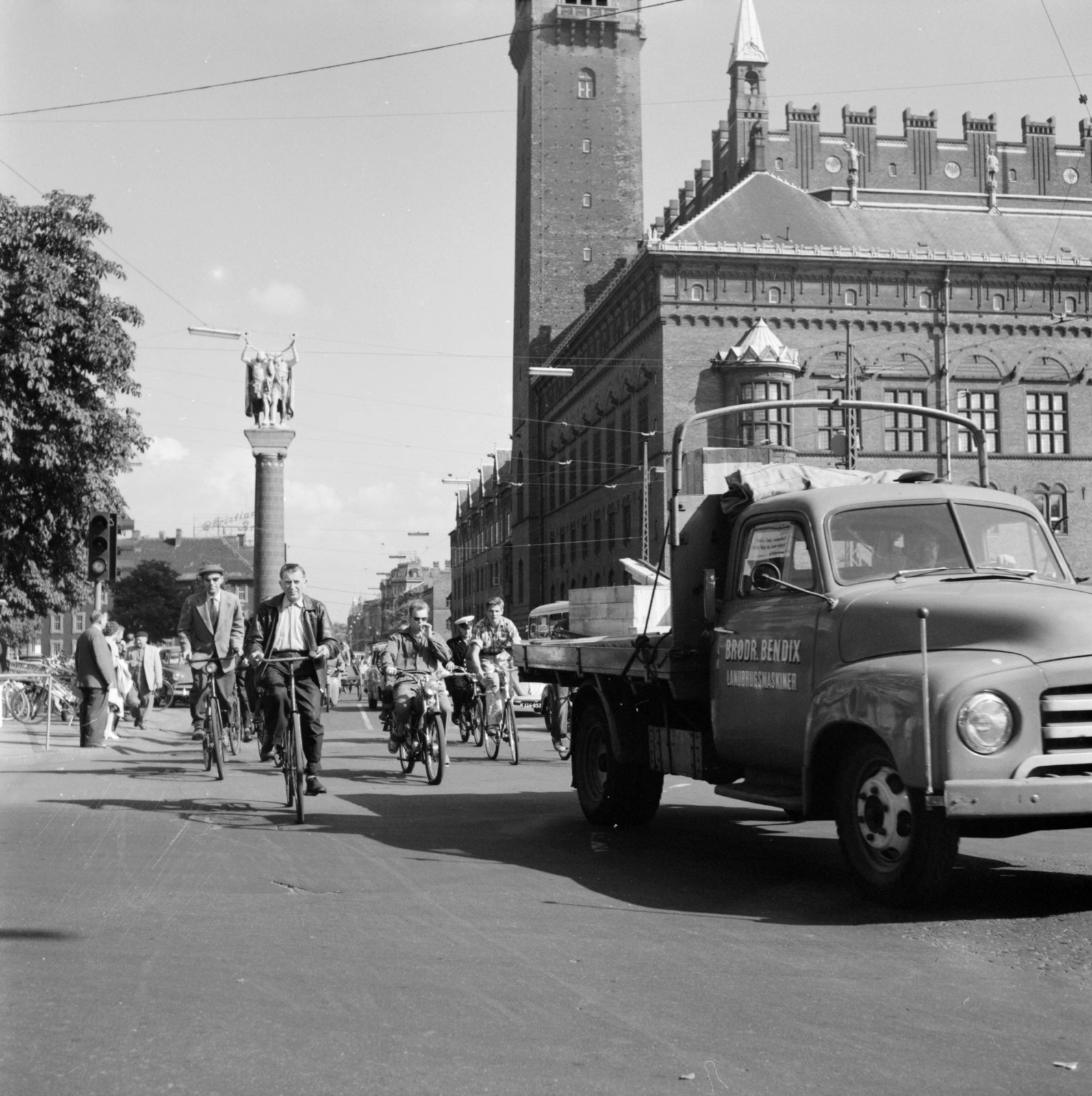 Denmark, Copenhagen, Rådhuspladsen, a Városháza épülete., 1959, UWM Libraries, bicycle, sculpture, pillar, commercial vehicle, Fortepan #259166