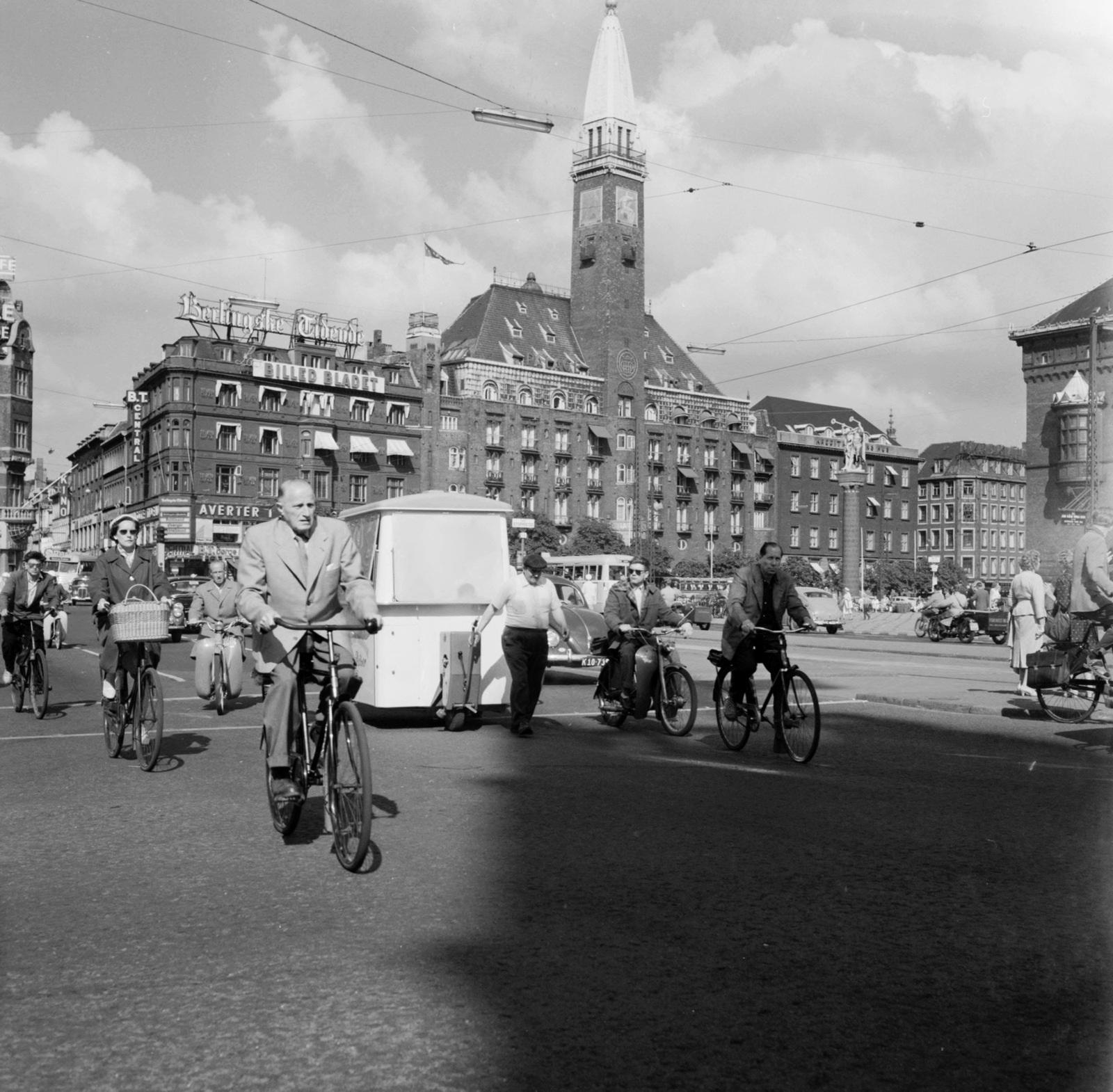 Denmark, Copenhagen, Rådhuspladsen, szemben, középen a Palace Hotel épülete, a kép jobb szélén a Városháza., 1959, UWM Libraries, bicycle, Fortepan #259169