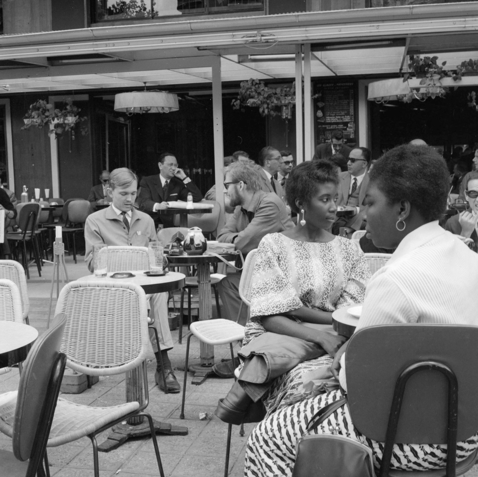 France, Paris, Avenue des Champs-Elysées 44., a Rue du Colisée sarkánál., 1958, UWM Libraries, photo aspect ratio: square, hospitality, camera, terrace, cigar, earring, Fortepan #259176