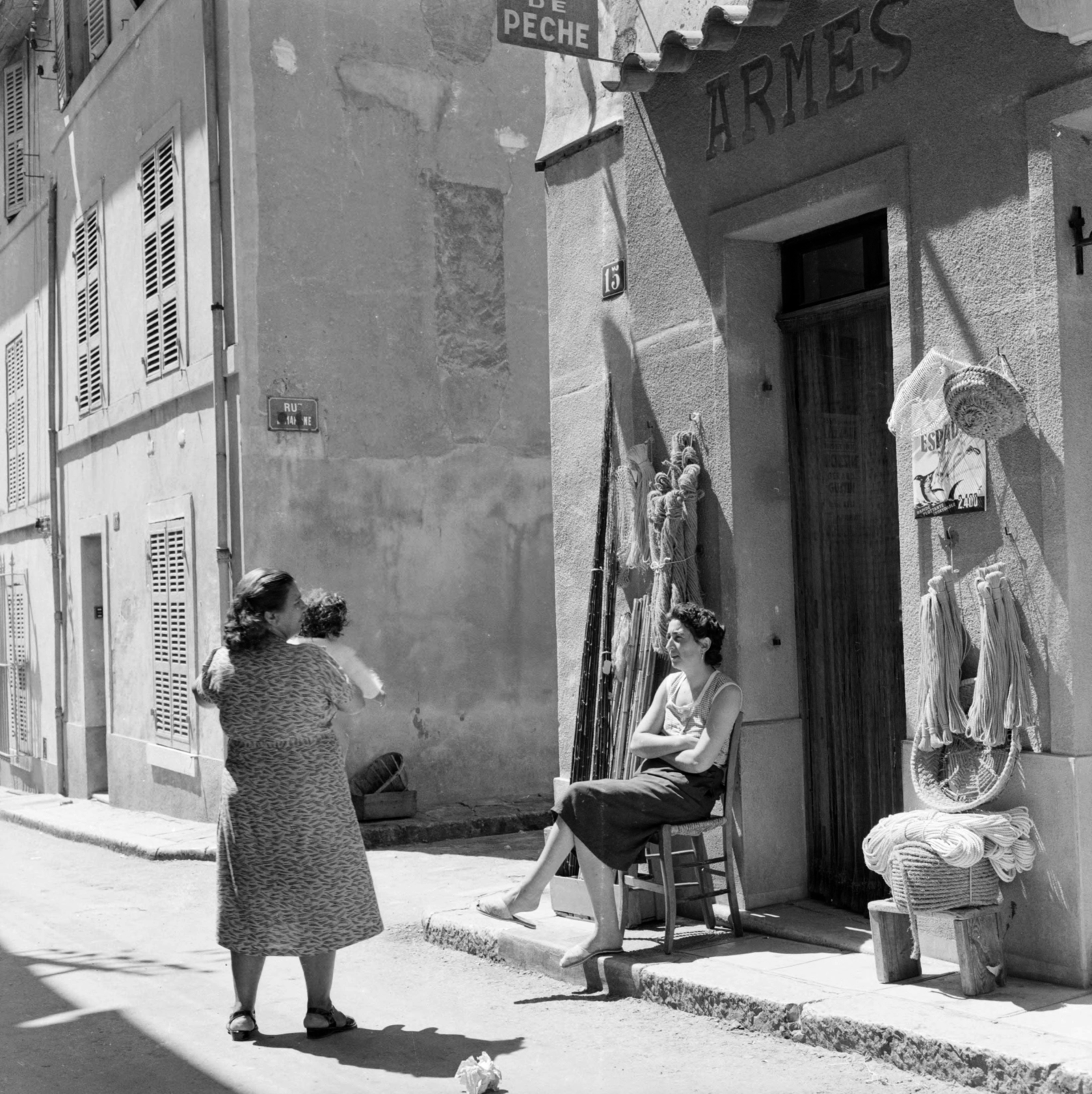 France, Rue Adolphe Thiers, szemben a Rue Lamartine torkolata., 1958, UWM Libraries, photo aspect ratio: square, french sign, rope, wickerwork, Fortepan #259182