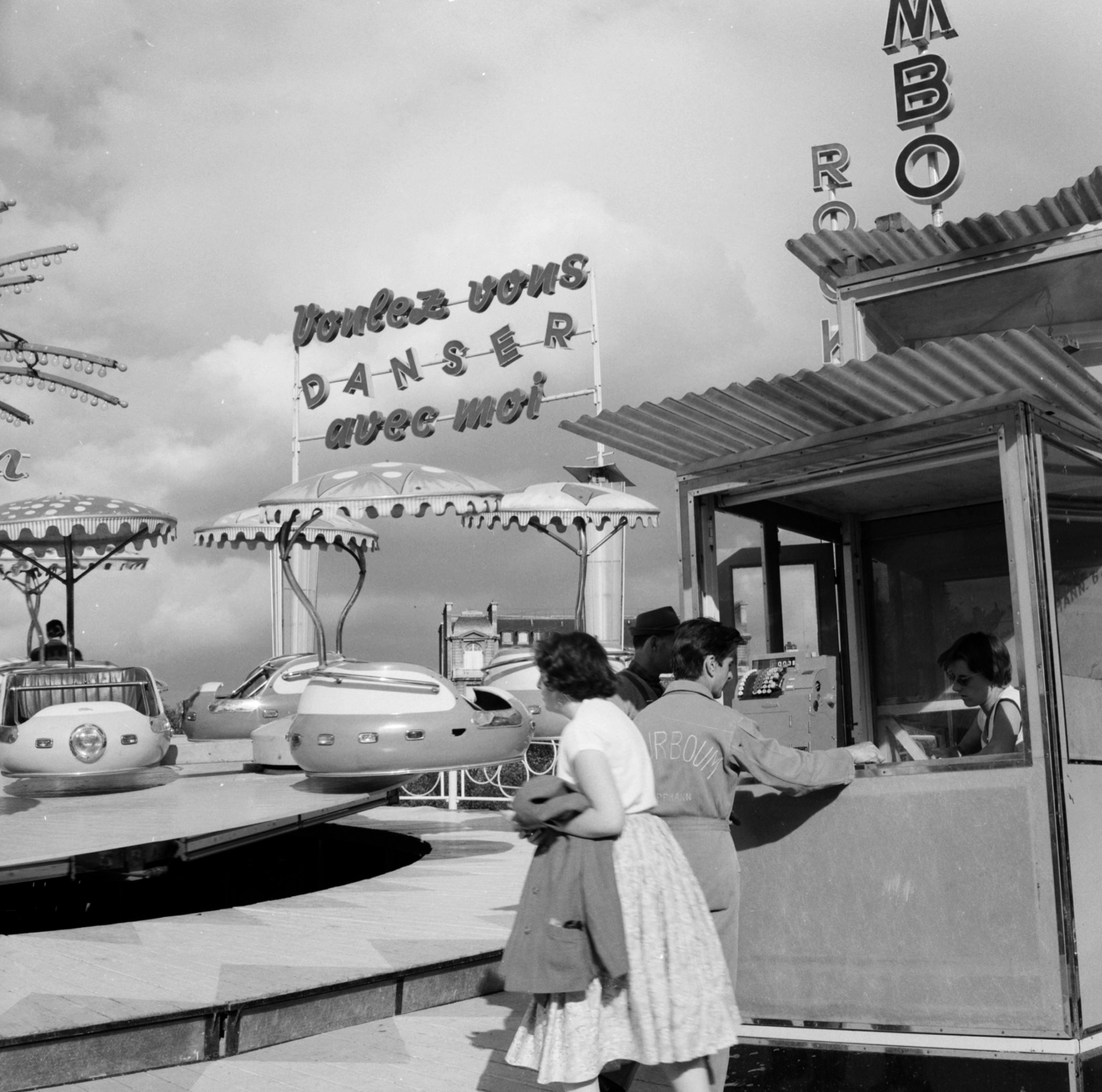 France, Paris, Place de la Nation, Foire du Trône vidámpark., 1958, UWM Libraries, photo aspect ratio: square, french sign, cash register, cashier machine, amusement park, Fortepan #259188