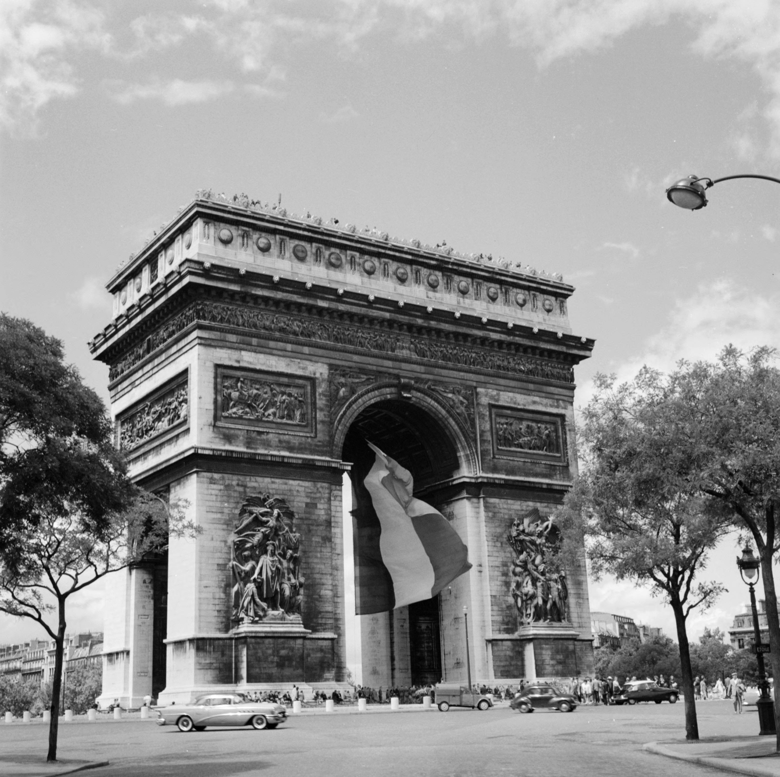 France, Paris, Place Charles de Gaulle (Place de l'Étoile) az Avenue Marceau torkolatánál, szemben a Diadalív., 1958, UWM Libraries, photo aspect ratio: square, monument, relief, flag, Neoclassical architecture, Fortepan #259190