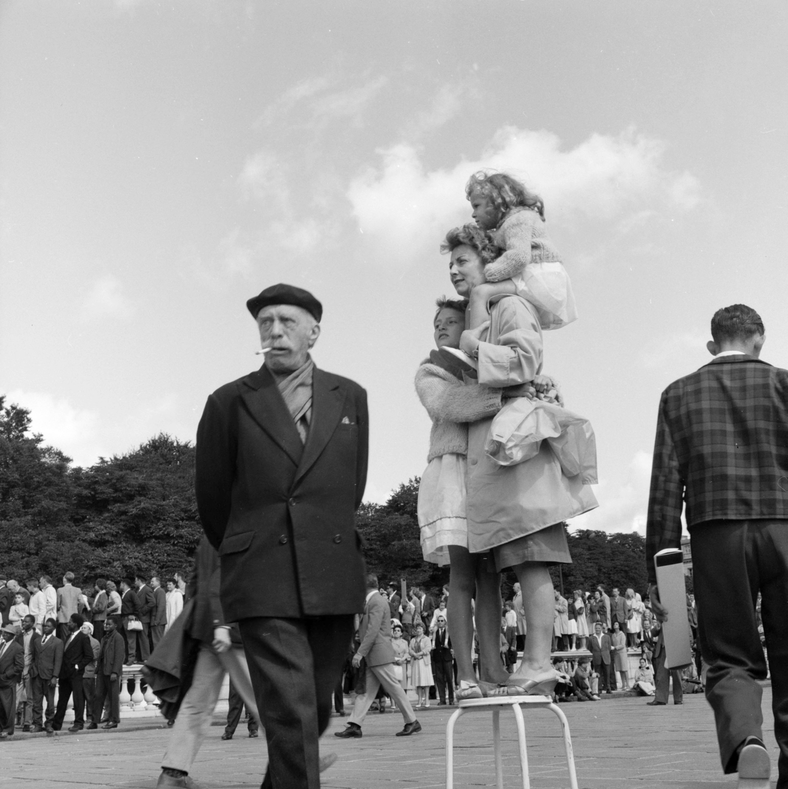 France, Paris, 1958, UWM Libraries, Best of, photo aspect ratio: square, generations, curiosity, sitting on the shoulders, Fortepan #259199
