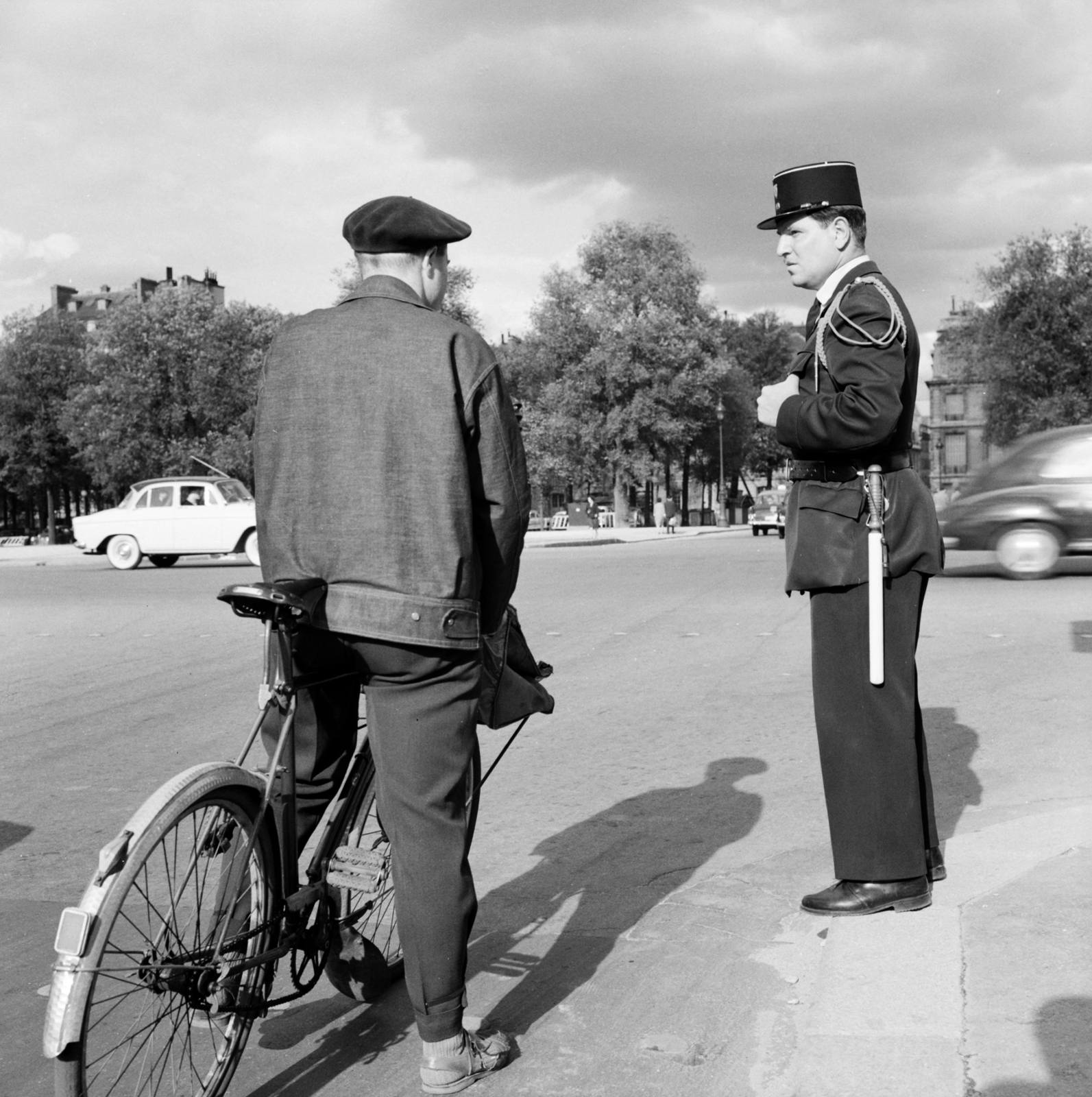 France, Paris, 1958, UWM Libraries, photo aspect ratio: square, talks, bicycle, cop, Fortepan #259200