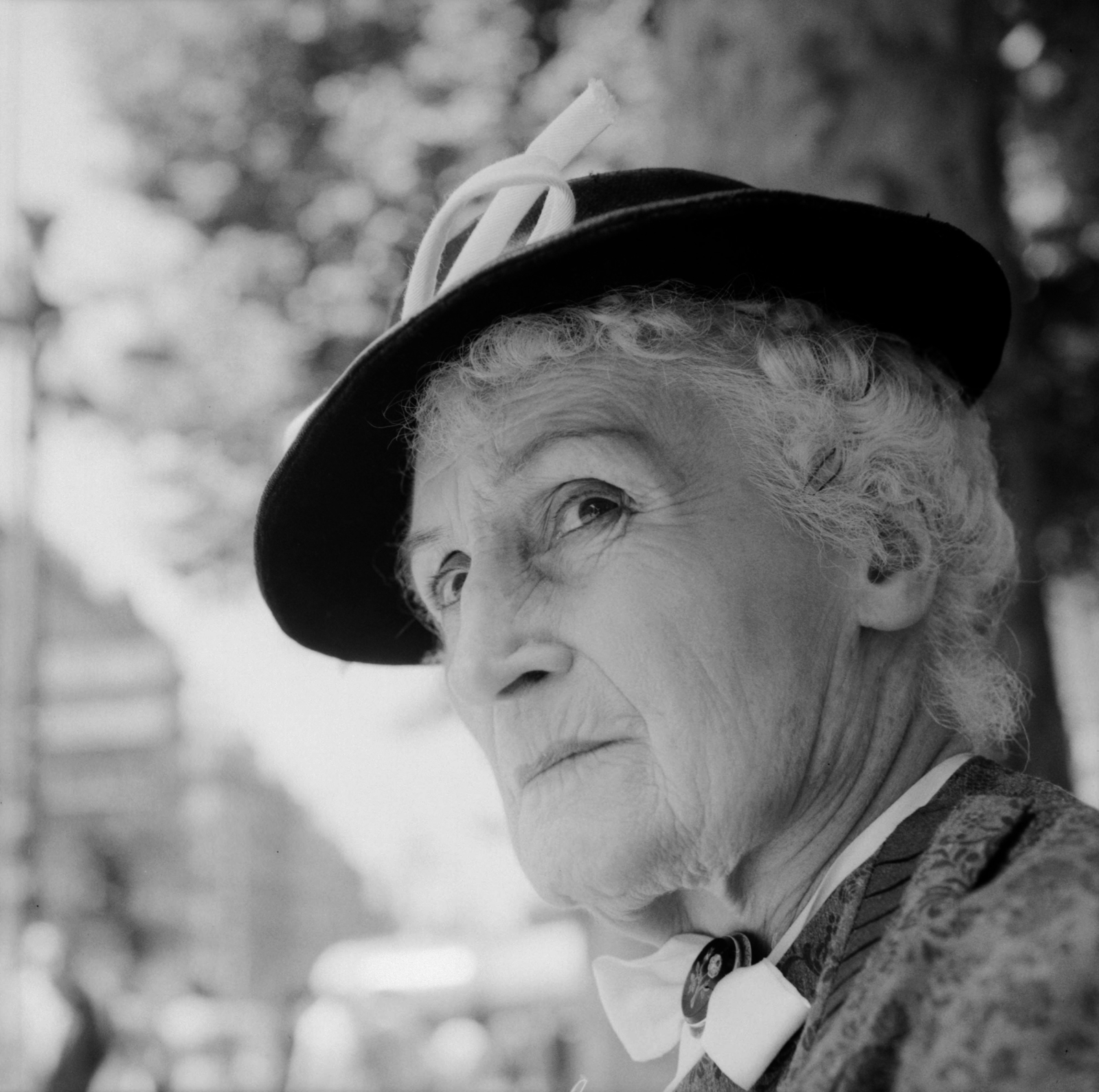 France, Marseille, portré egy idős hölgyről, a felvétel az utcán készült., 1958, UWM Libraries, photo aspect ratio: square, lady, hat, sash, Fortepan #259202
