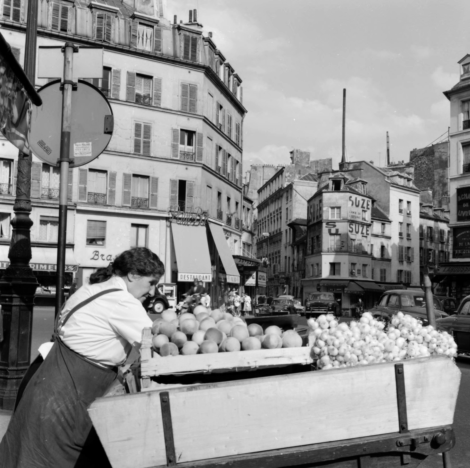 France, Paris, Rue des Martyrs, háttérben balra a Rue Lamartine, jobbra a Rue du Faubourg Montmartre., 1958, UWM Libraries, photo aspect ratio: square, french sign, onion, fruit, Fortepan #259205