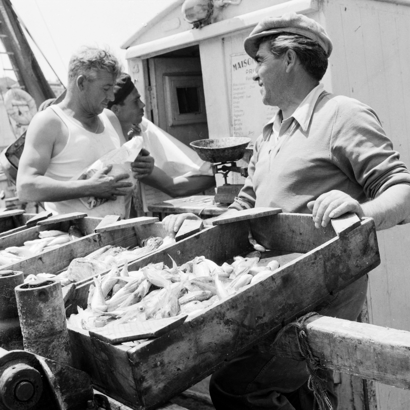 France, Marseille, kikötő., 1958, UWM Libraries, scale, fish market, photo aspect ratio: square, Fortepan #259206