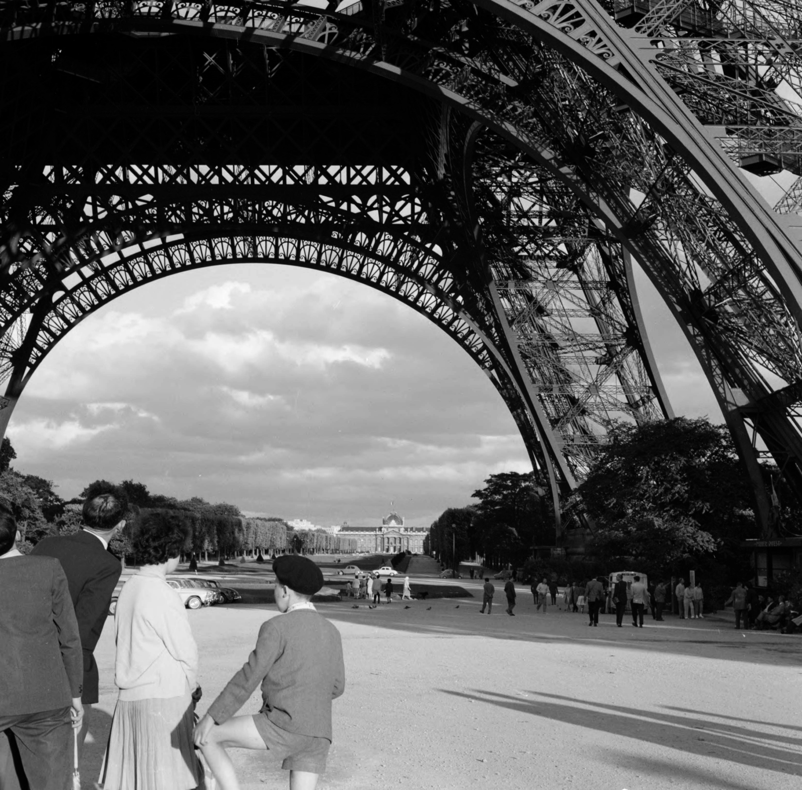 France, Paris, az Eiffel-torony lábazata, háttérben a Mars-mező (Champ-de-Mars)., 1958, UWM Libraries, photo aspect ratio: square, monument, Gustave Eiffel-design, steel structure, Fortepan #259209