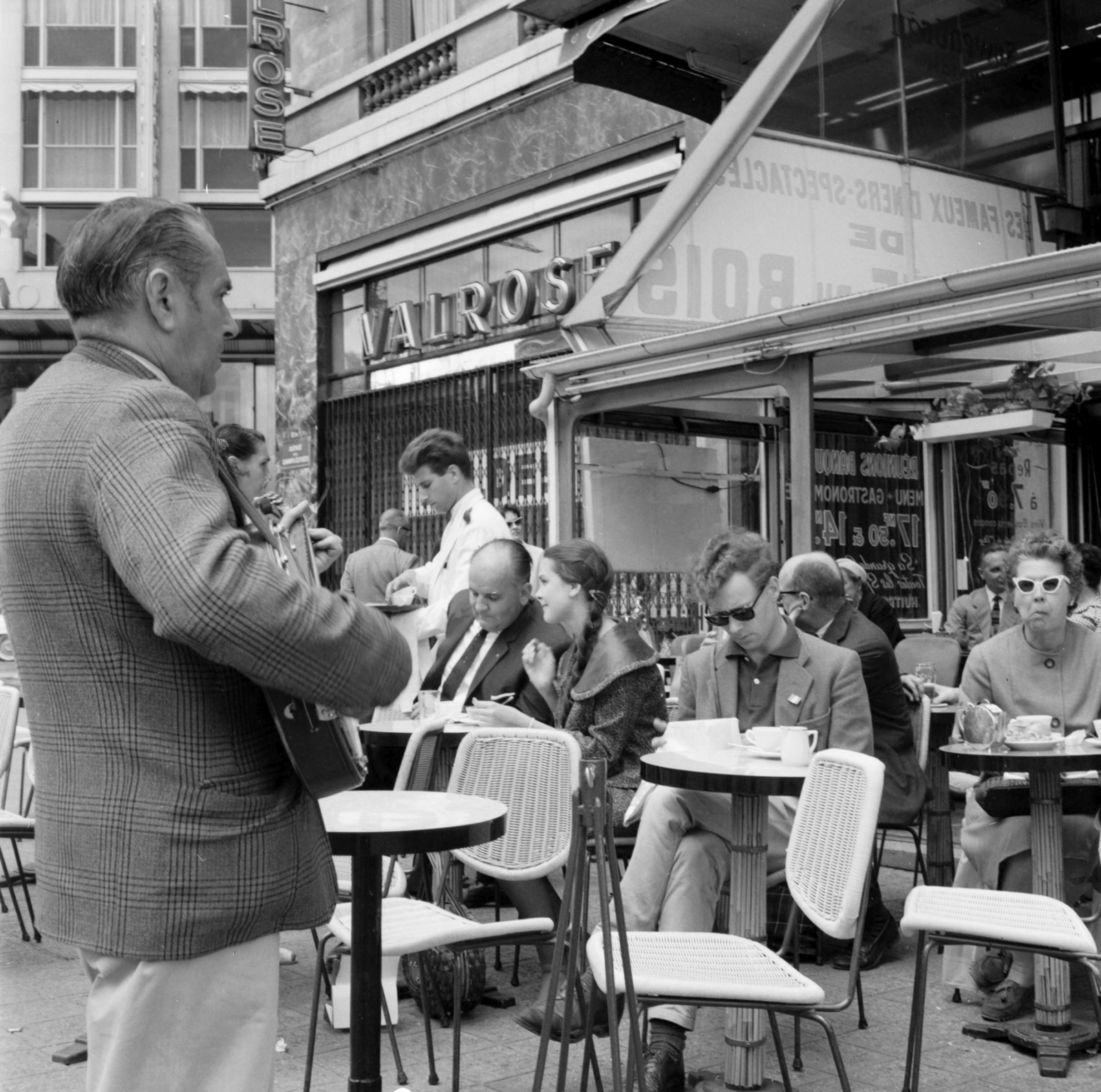 France, Paris, Avenue des Champs-Elysées, a Rue du Colisée sarkánál., 1958, UWM Libraries, photo aspect ratio: square, terrace, musician, Fortepan #259210