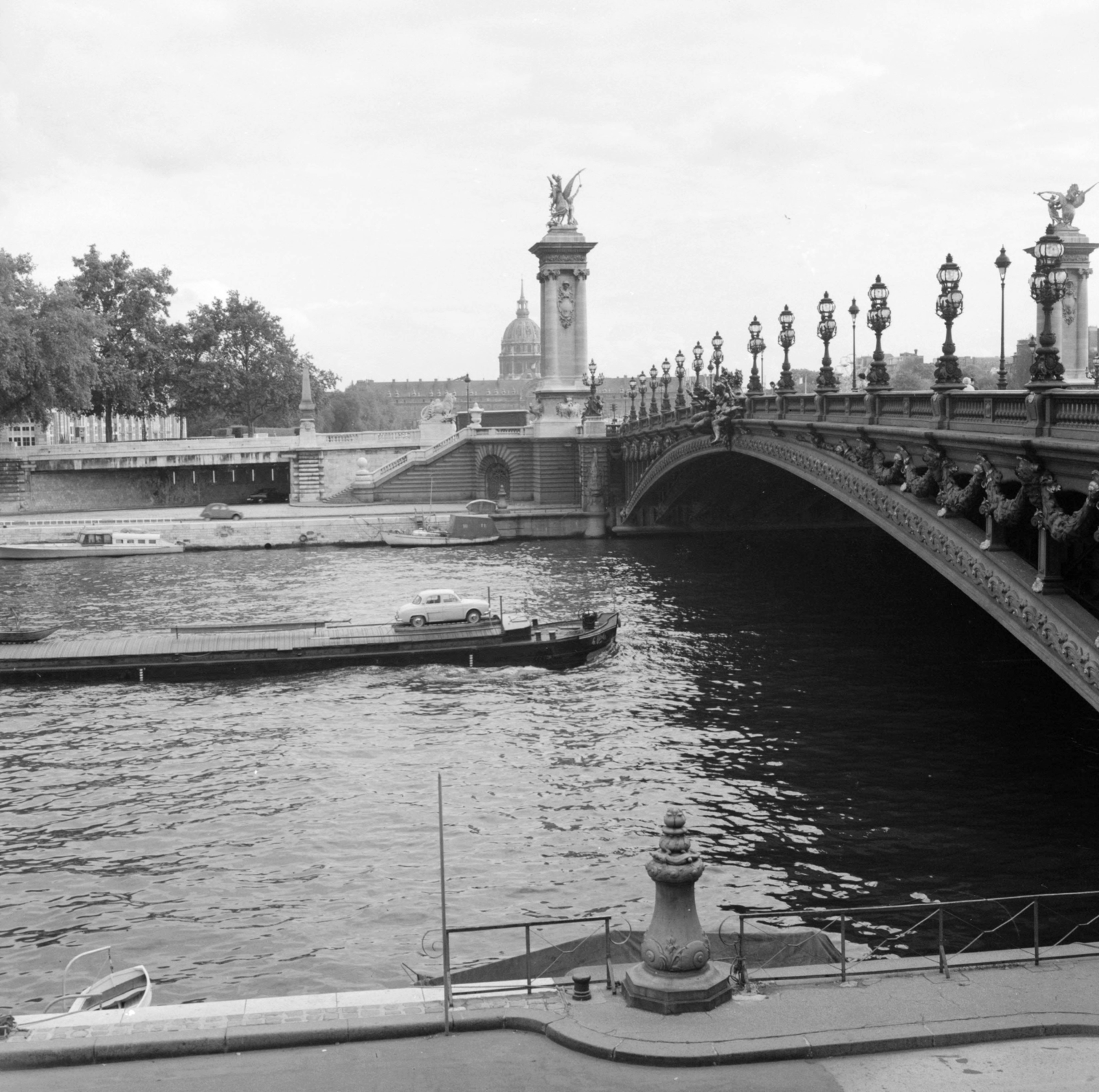 France, Paris, III. Sándor híd, háttérben az Invalidusok háza., 1958, UWM Libraries, photo aspect ratio: square, pillar, barge, gas lamp, sculpture, stone lion, Fortepan #259217