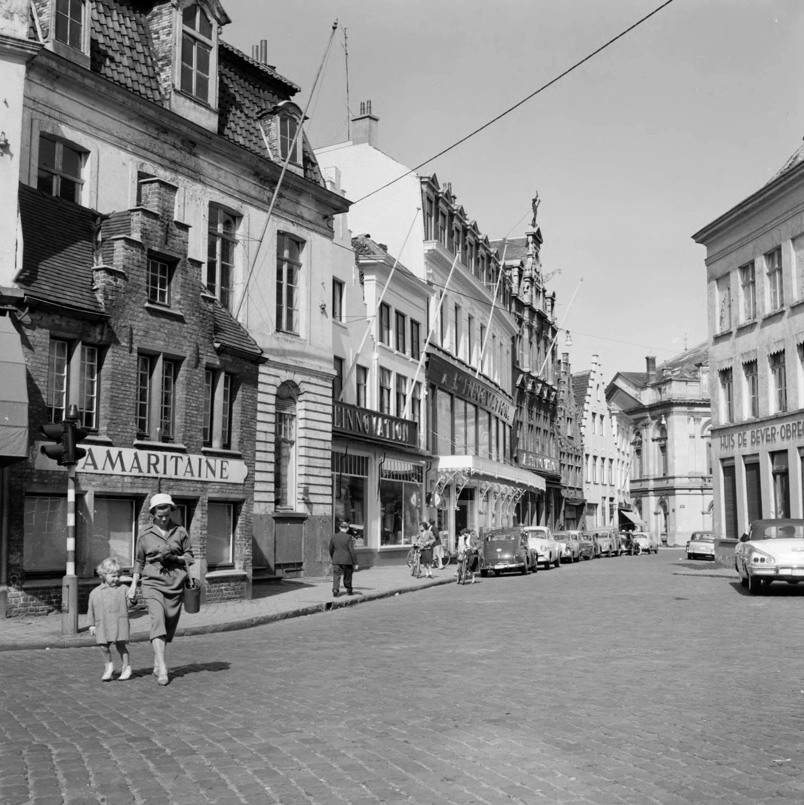 Belgium, Brugge, Eiermarkt, szemben a Kuipersstraat, távolabb a Jakob van Ooststraat elágazása., 1959, UWM Libraries, bicycle, street view, hold hands, Fortepan #259223