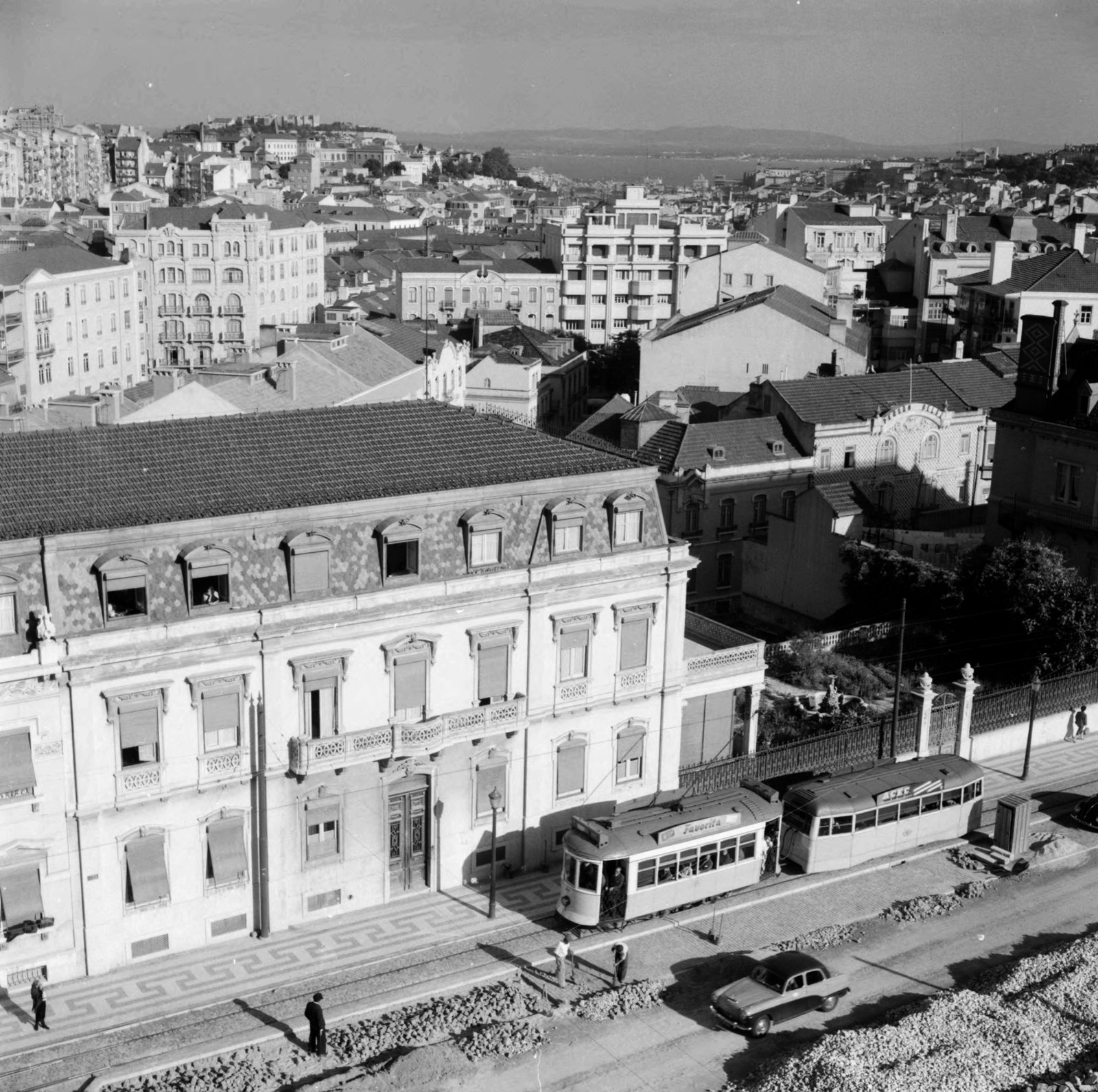 Portugal, Lisbon, Avenida Fontes Pereira de Melo az Avenida António Augusto de Aguiar felő, a kép közepén balra az Avenida Duque de Loulé és a Rua de Santa Marta sarkán álló épületek láthatók., 1959, UWM Libraries, tram, Trailer car, Fortepan #259225