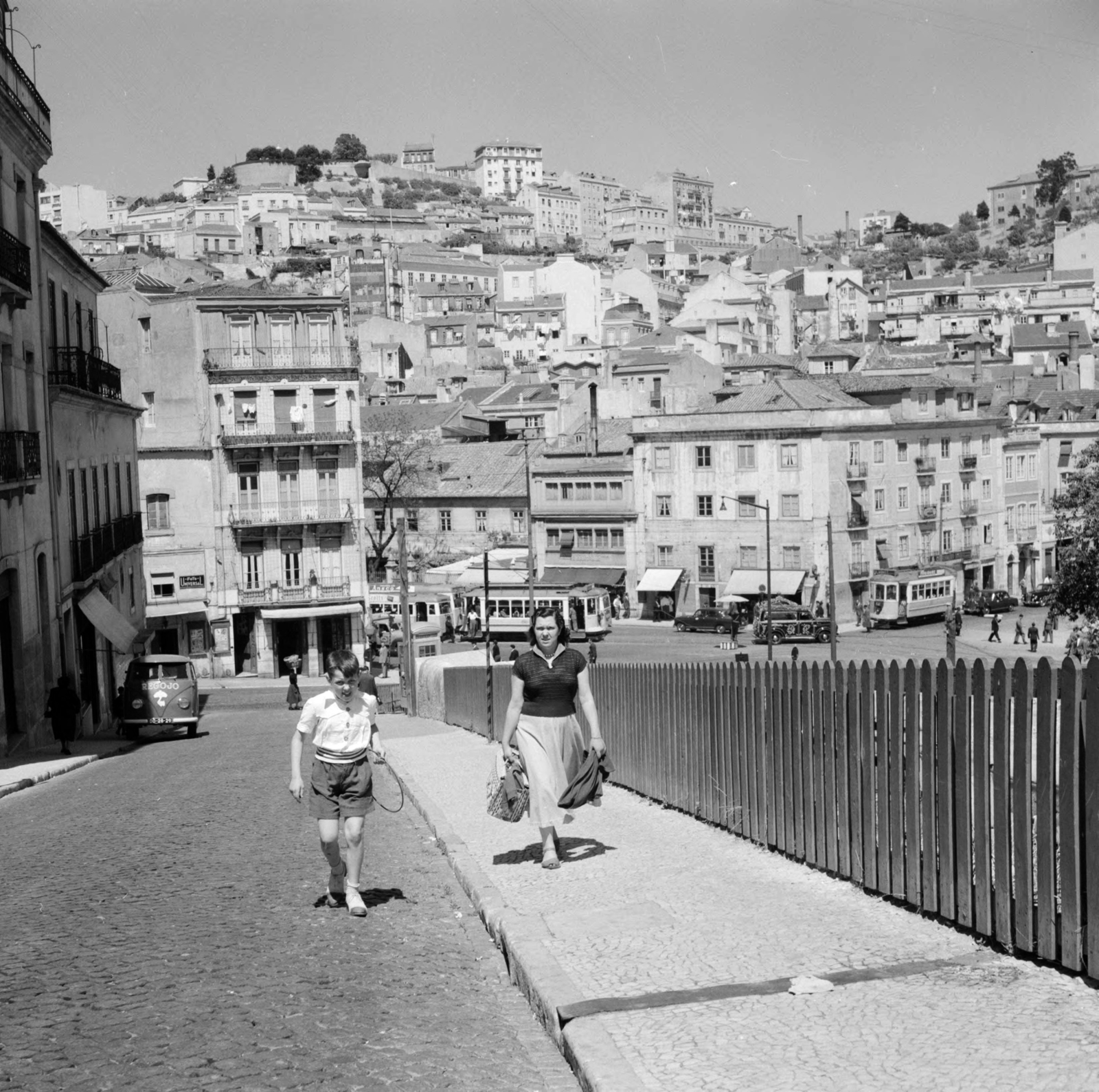 Portugal, Lisbon, Rua José António Serrano, lent az utca végénél jobbra a Praça Martim Moniz., 1959, UWM Libraries, picture, railing, slope, Fortepan #259226