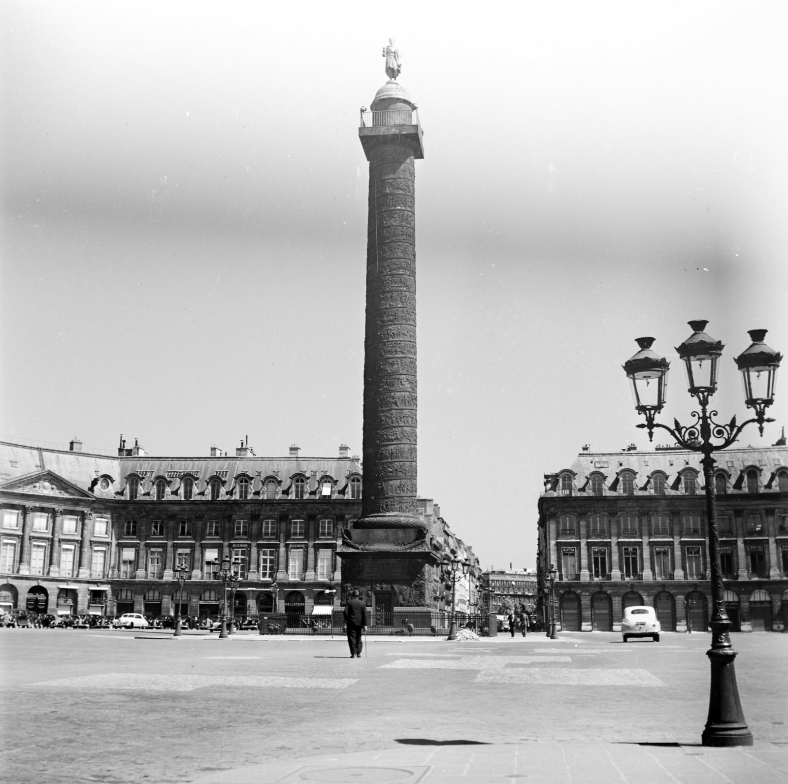 Franciaország, Párizs, a Vendôme tér és a Vendôme oszlop., 1947, UWM Libraries, Robert Larimore Pendleton, gázlámpa, Fortepan #259232