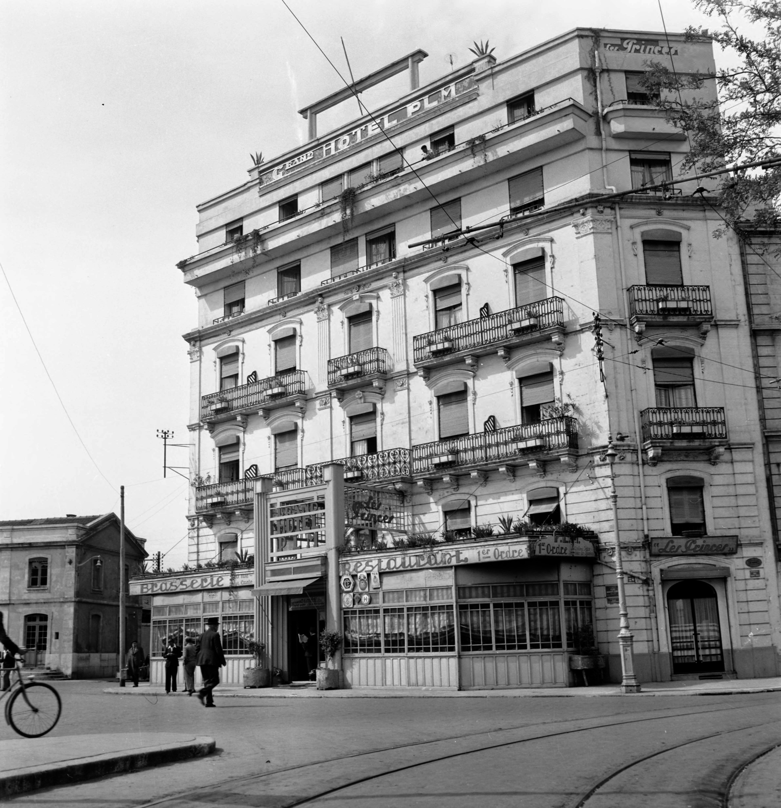 France, Montpellier, Place Auguste Gibert, balra a Rue Jules Ferry, jobbra a Rue de la République. Grand Hotel PLM., 1947, UWM Libraries, sign-board, Fortepan #259235