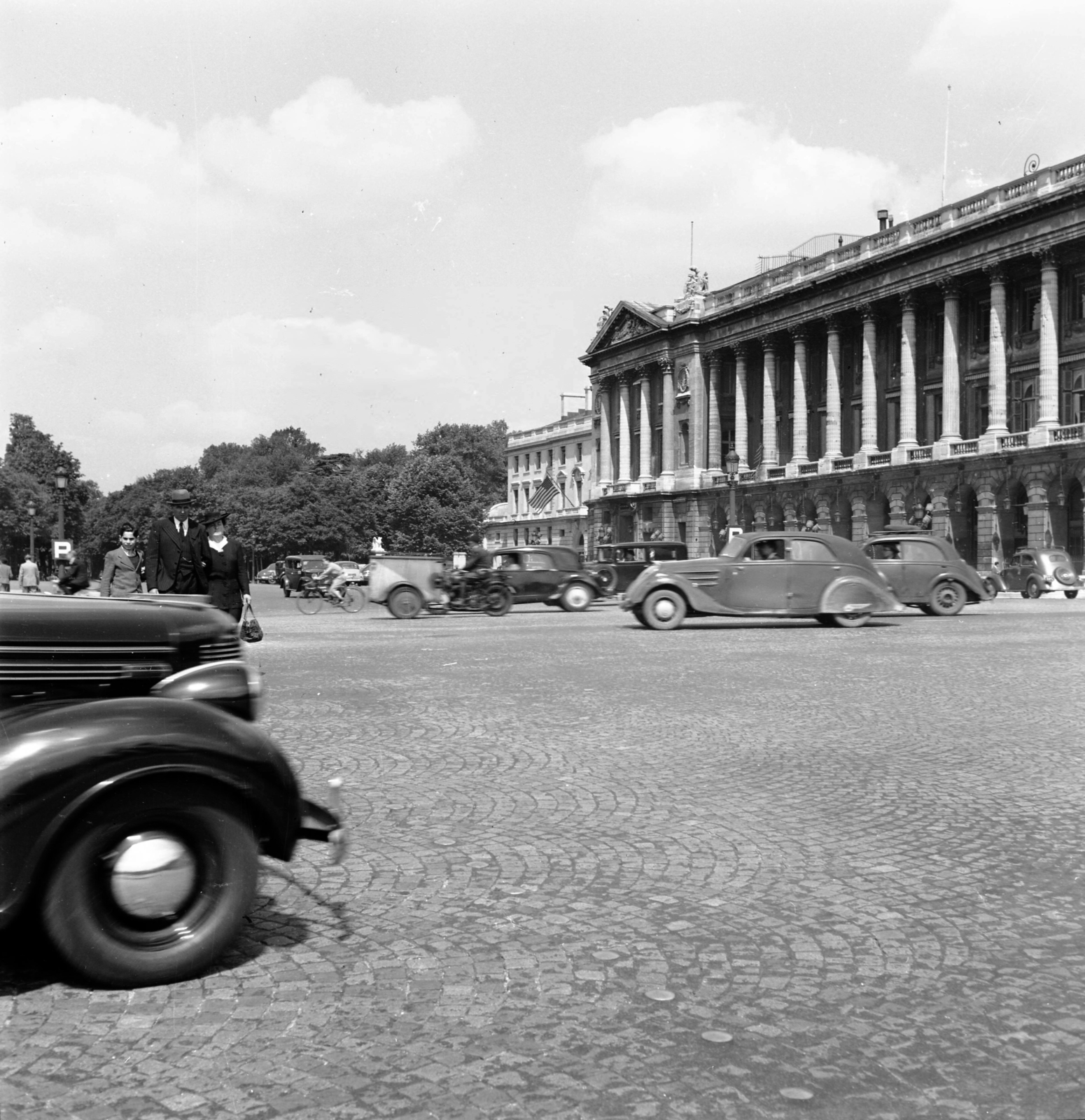 France, Paris, Place de la Concord, jobbra a Hôtel de Crillon., 1947, UWM Libraries, building, automobile, colonnade, Fortepan #259237