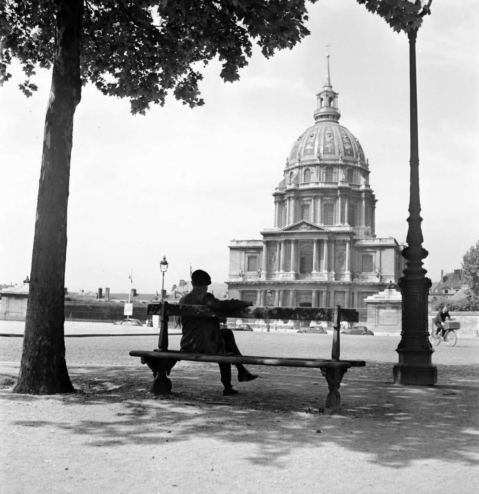 Franciaország, Párizs, Place Vauban, háttérben az Invalidusok háza, az I. Napóleon sírját rejtő Szent Jeromos-kápolna (Chapelle Saint-Jérôme)., 1947, UWM Libraries, Robert Larimore Pendleton, ül, férfi, pad, háttal, Fortepan #259239