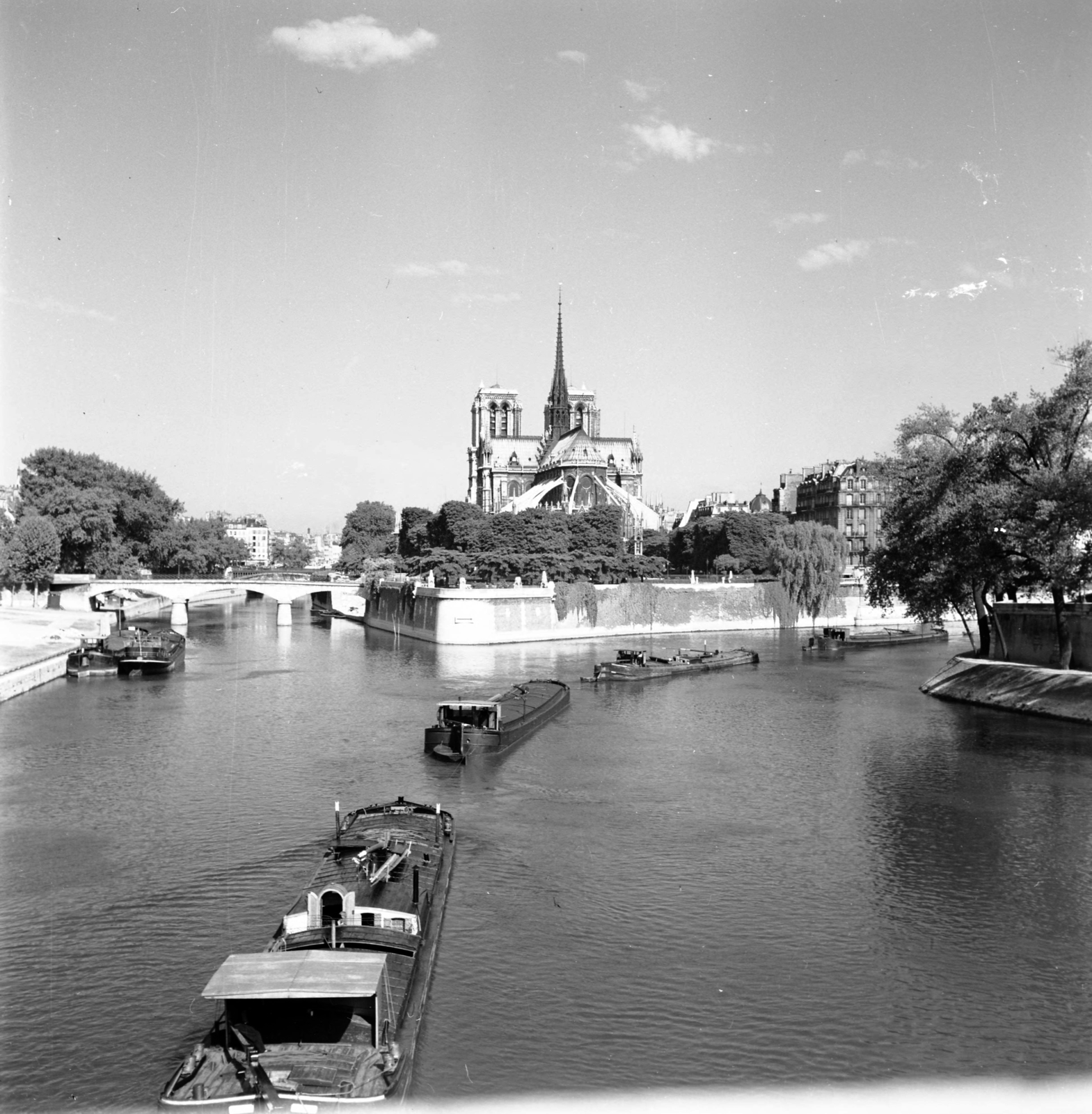 France, Paris, a Cité-sziget, a Notre-Dame, a Szajna feletti Pont de la Tournelle-ről nézve., 1947, UWM Libraries, river, bridge, Fortepan #259240