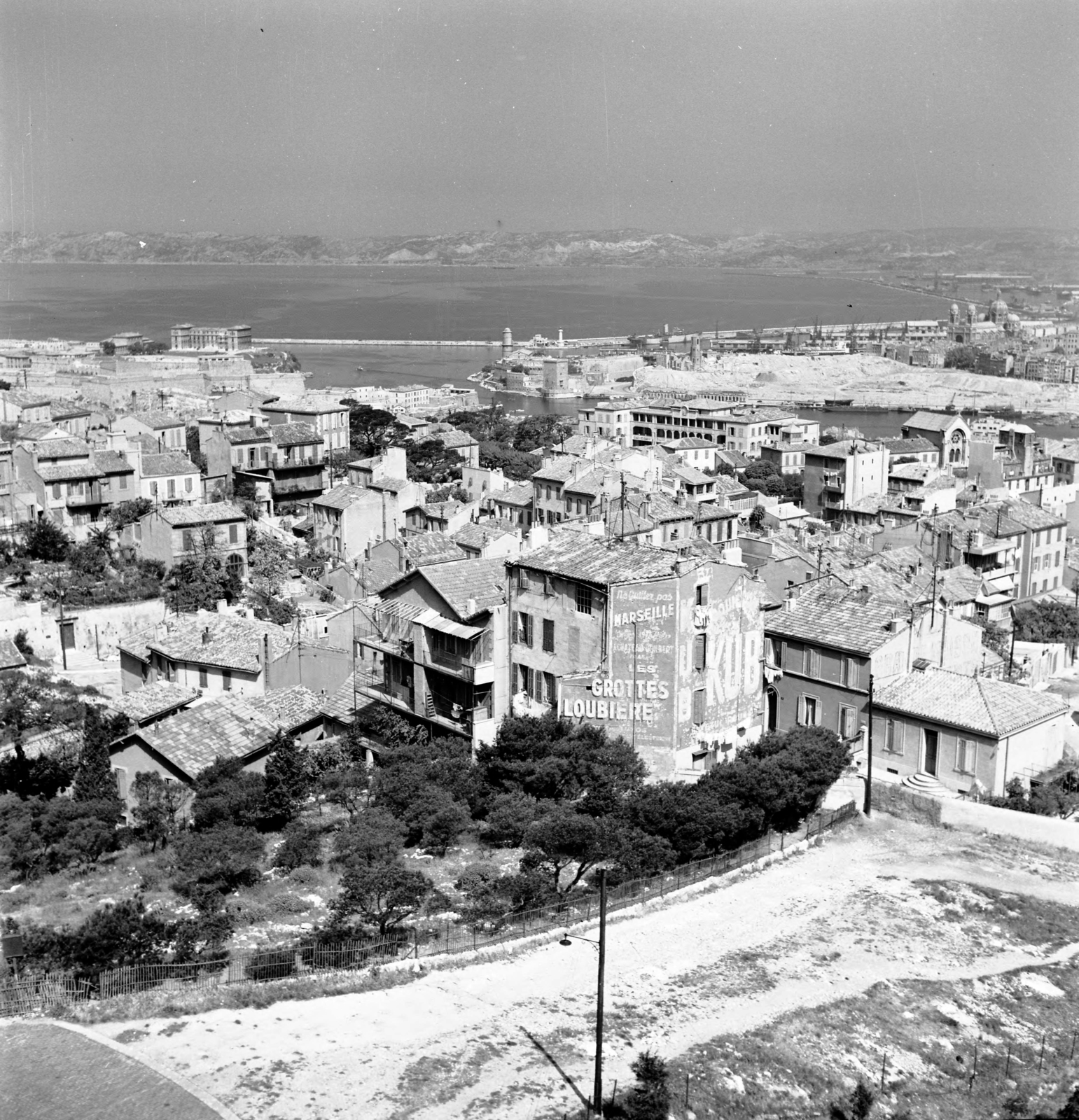 Franciaország, Marseille, kilátás a Notre-Dame de la Garde-tól a régi kikötő (Vieux-Port de Marseille) felé., 1947, UWM Libraries, Robert Larimore Pendleton, látkép, Fortepan #259245