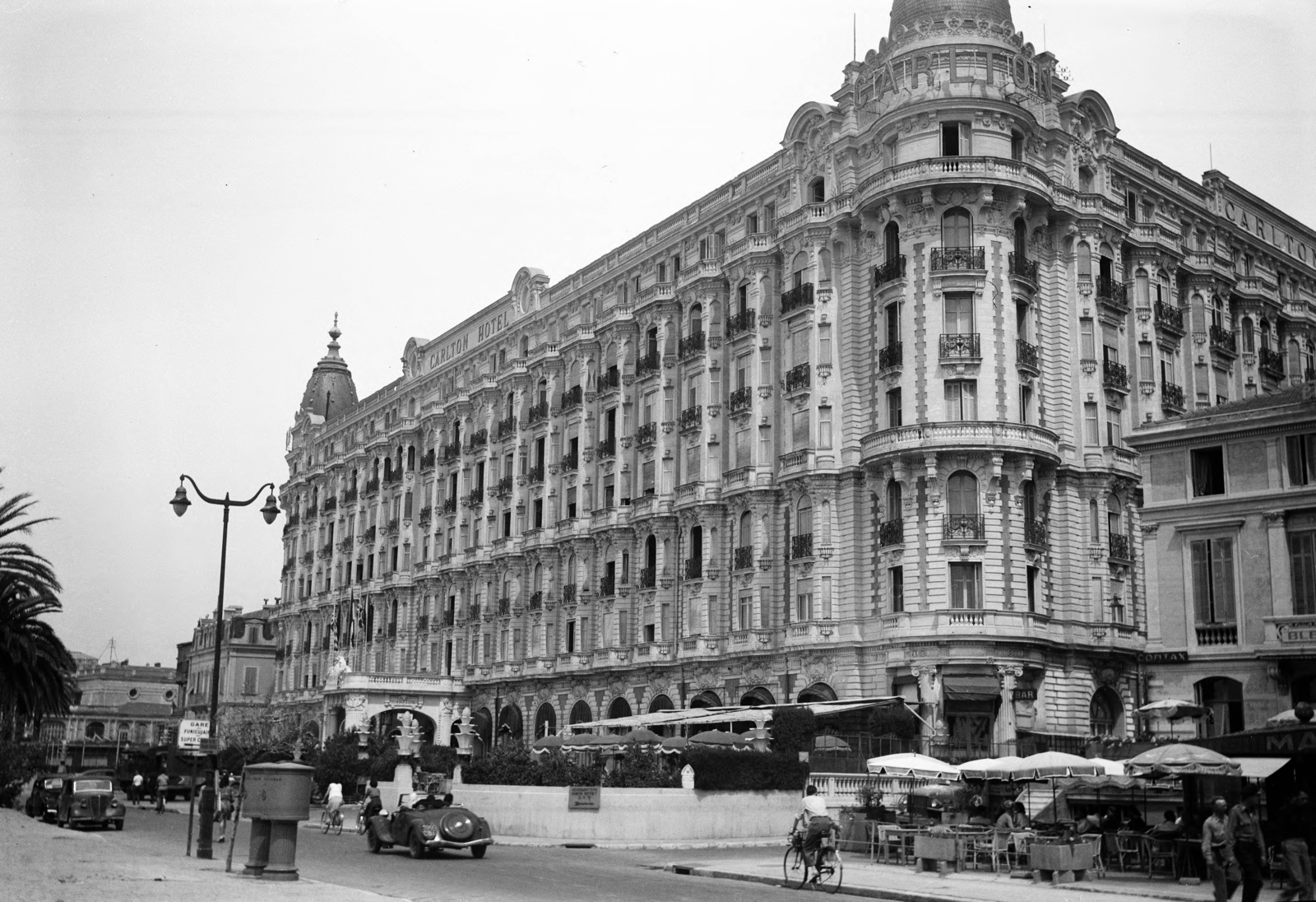 Franciaország, Cannes, Carlton Hotel., 1947, UWM Libraries, utcakép, utcai lámpa, kerékpár, napernyő, automobil, terasz, Fortepan #259251