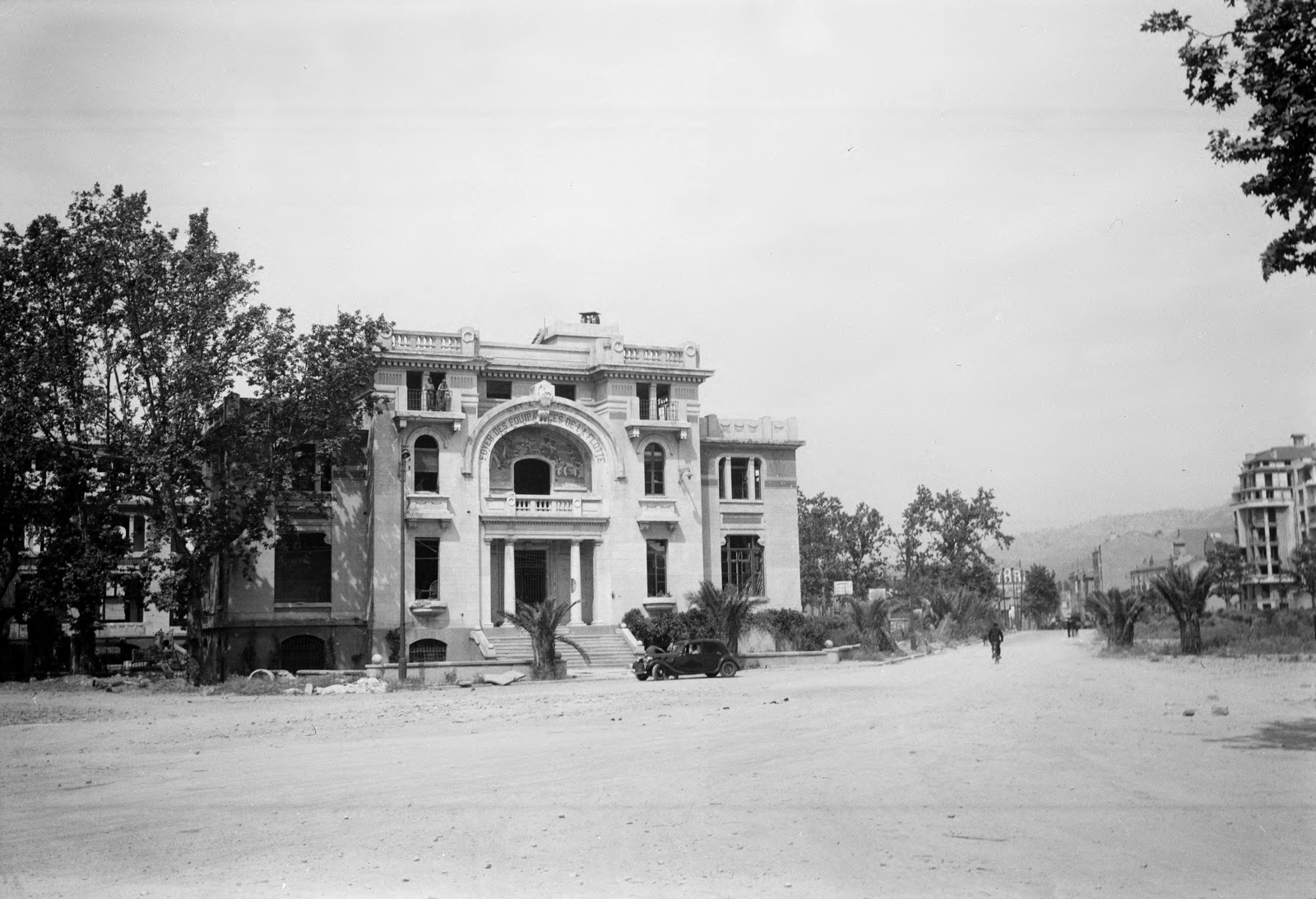 France, Toulon, Avenue Amiral Aube, szemben a Touloni Flotta Legénységi Központja (Foyer des équipages de la flotte)., 1946, UWM Libraries, street view, automobile, Fortepan #259254
