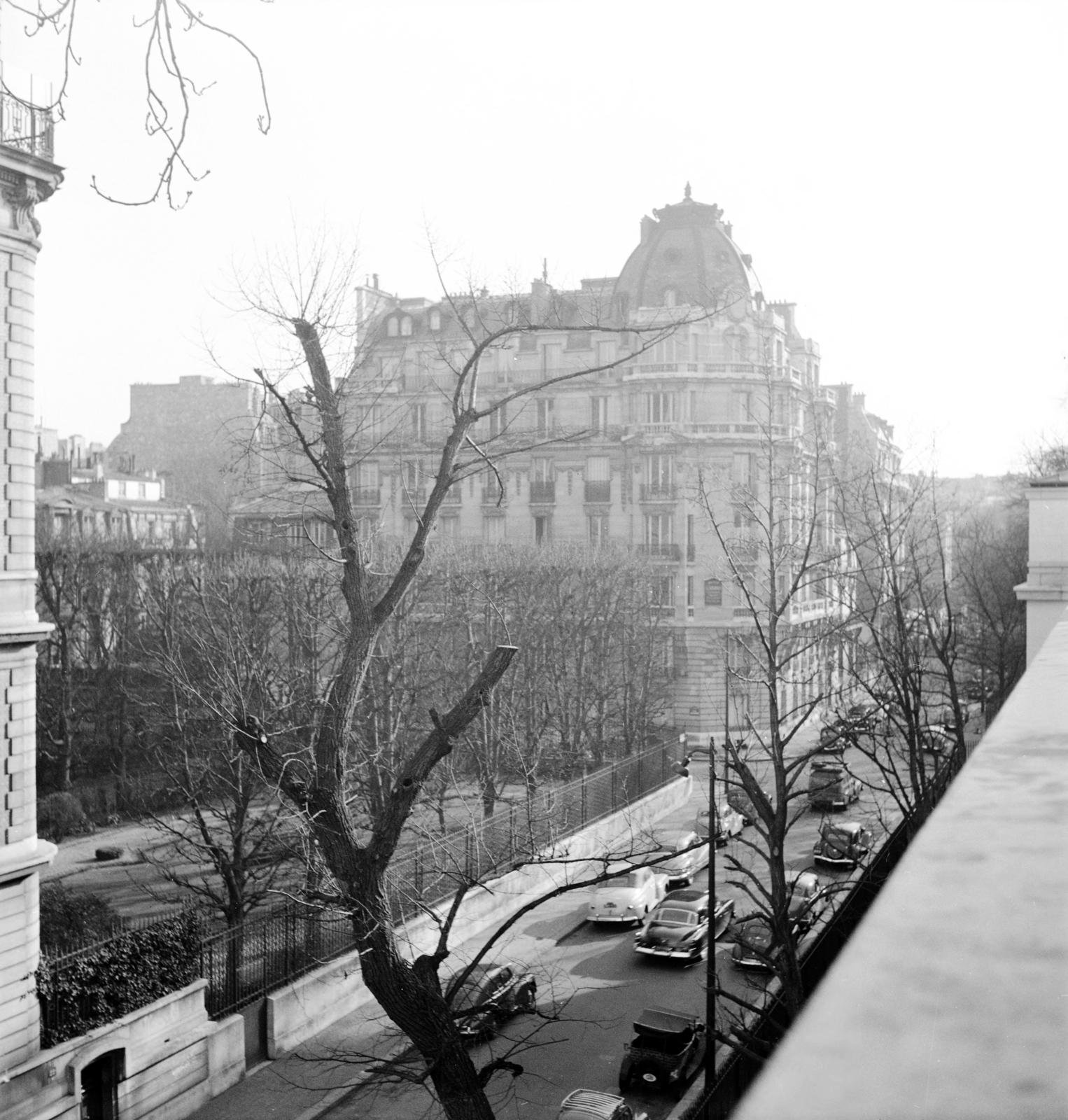 France, Paris, kilátás a Rue de Franqueville és a Rue André Pascal sarkán álló épület felé., 1950, UWM Libraries, street view, bird's eye view, Fortepan #259260