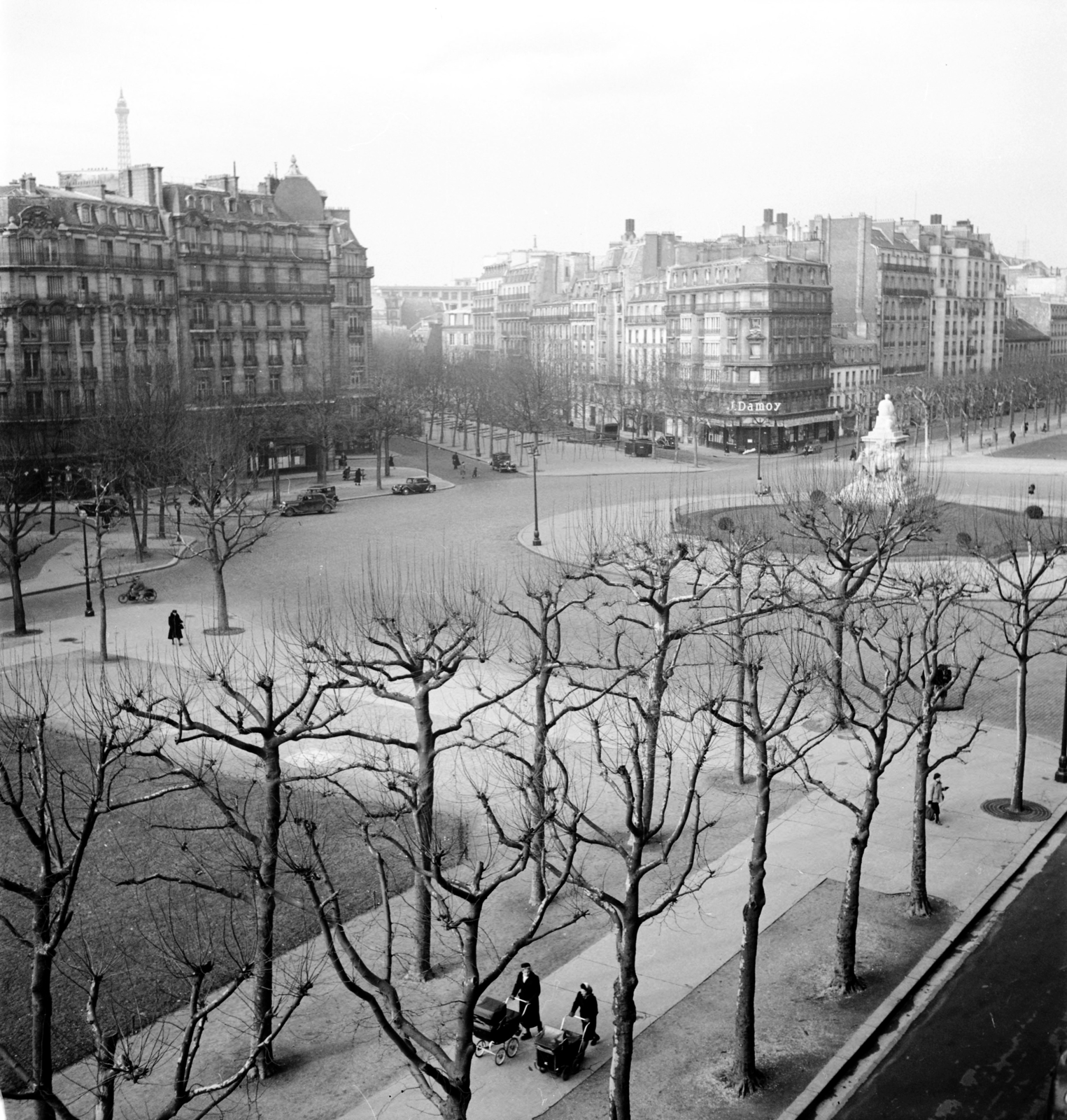 France, Paris, Avenue de Breteuil, kilátás a jobbra látható Louis Pasteur emlékmű felé., 1950, UWM Libraries, bird's eye view, street view, baby carriage, avenue, spring, Fortepan #259262