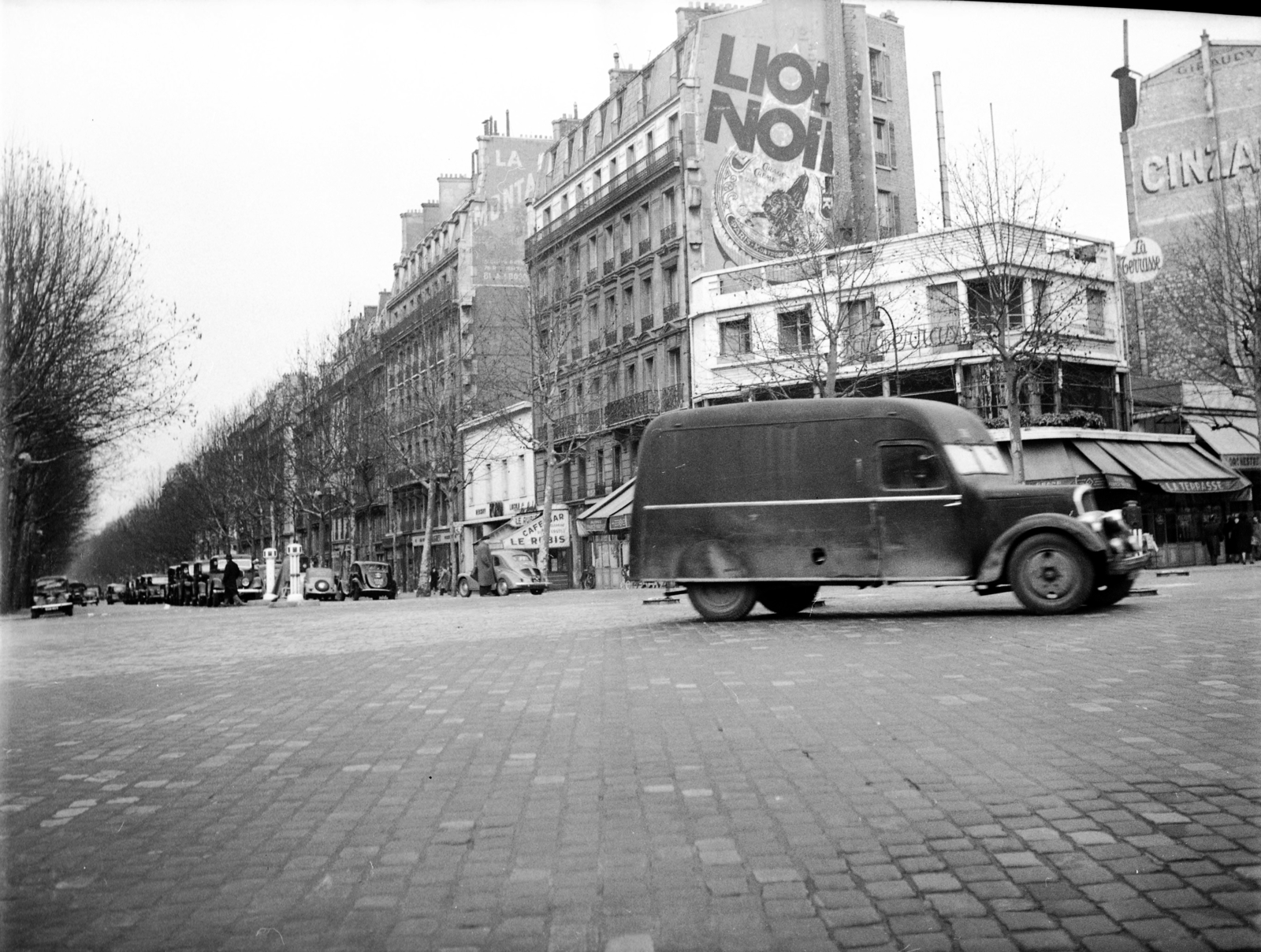 France, Paris, Place de l'École Militaire az Avenue Bosquet felé nézve., 1950, UWM Libraries, street view, ad, automobile, firewall, Fortepan #259264