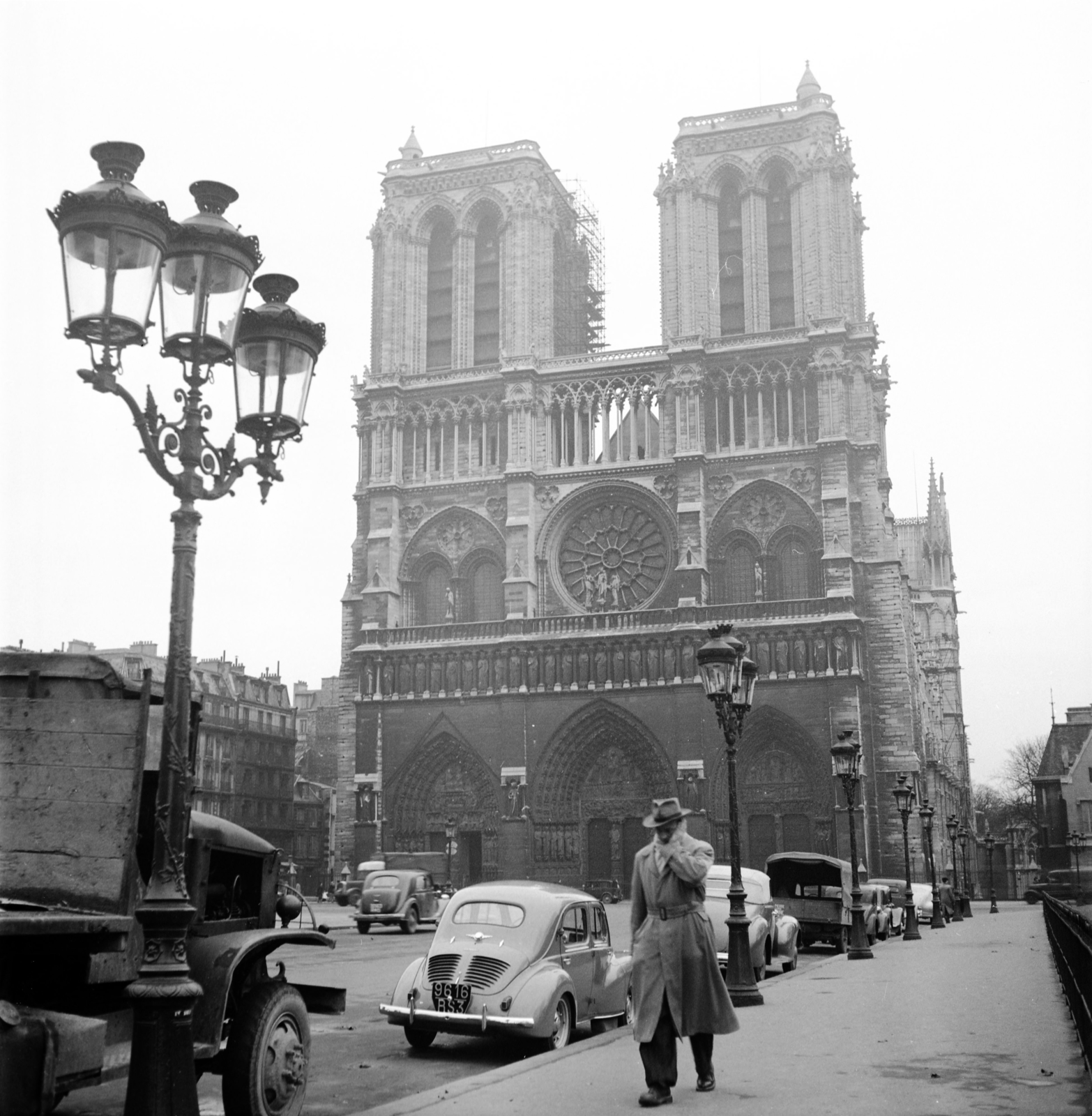 France, Paris, Cité-sziget, Notre-Dame., 1950, UWM Libraries, World Heritage, street lamp, gas lamp, Cathedral, Fortepan #259266