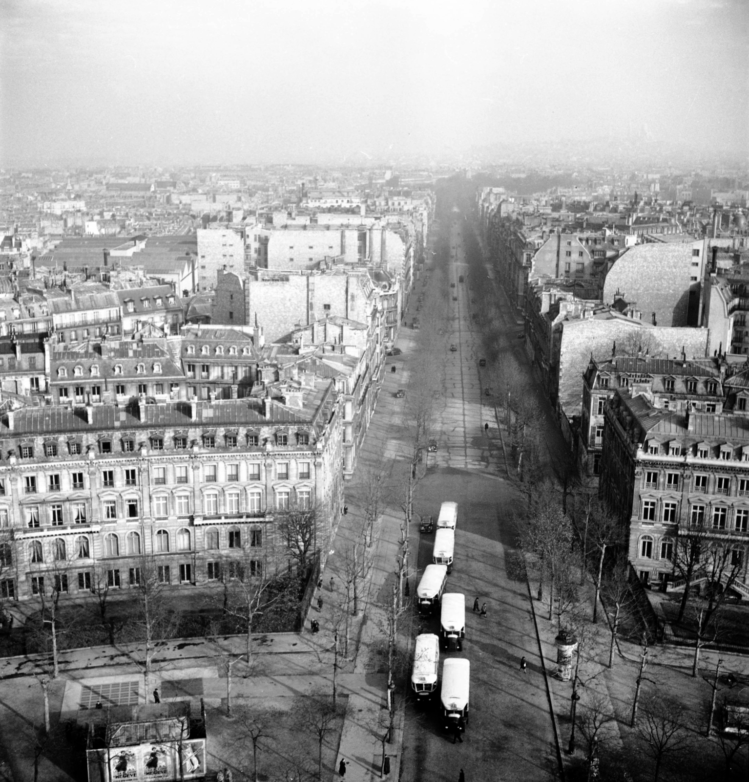 France, Paris, Place Charles de Gaulle, kilátás a Diadalív tetejéről az Avenue Hoche felé., 1950, UWM Libraries, picture, bird's eye view, avenue, Fortepan #259268