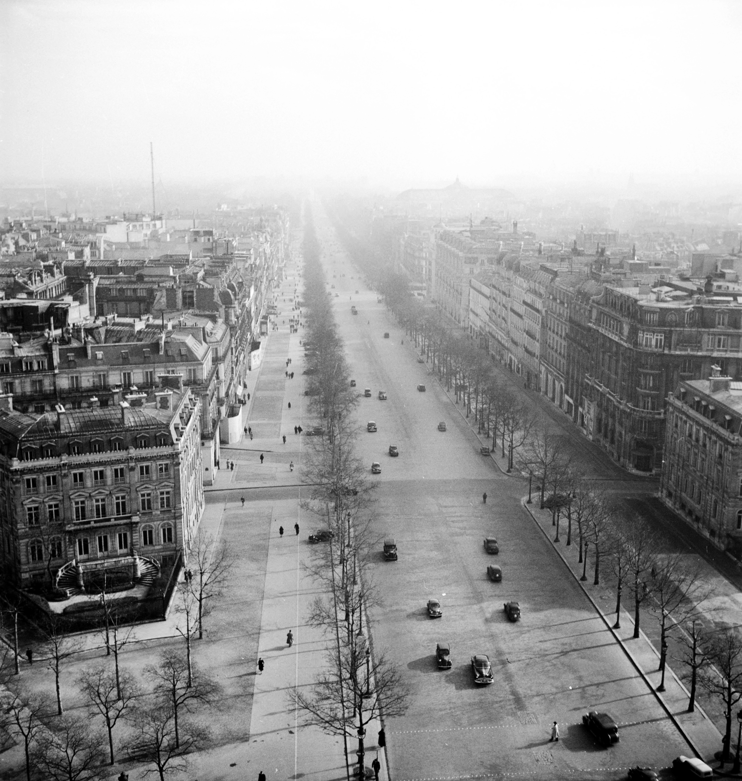 Franciaország, Párizs, Place Charles de Gaulle (Place de l'Étoile), kilátás a Diadalívről az Avenue des Champs-Élysées felé., 1950, UWM Libraries, Robert Larimore Pendleton, látkép, madártávlat, sugárút, Fortepan #259269