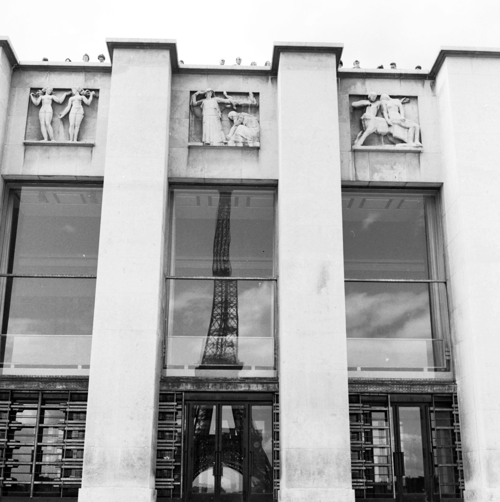 Franciaország, Párizs, Trocadéro-kert, Chaillot-palota., 1958, UWM Libraries, Best of, képarány: négyzetes, modern építészet, tükröződés, dombormű, Fortepan #259271
