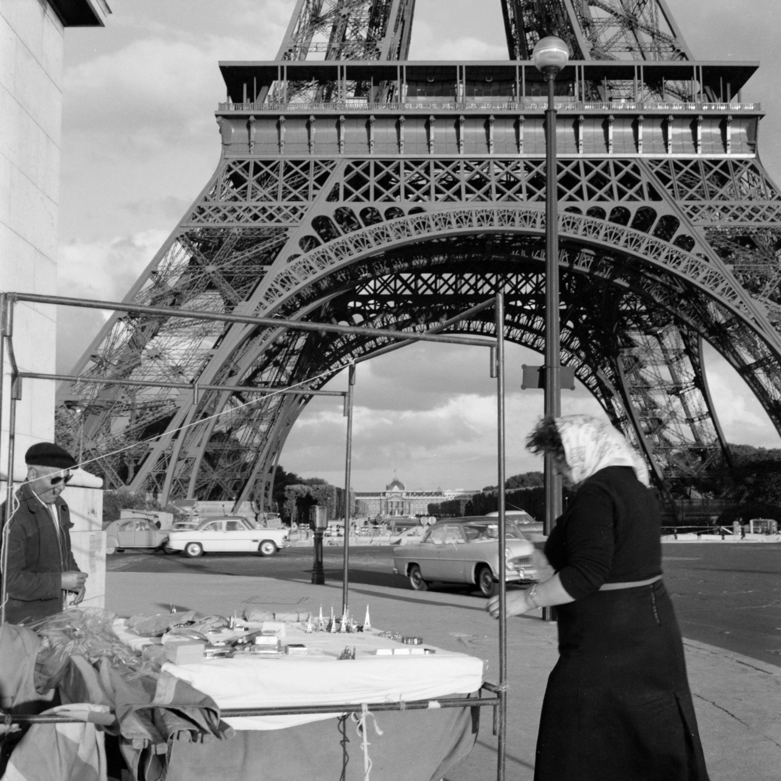 Franciaország, Párizs, az Eiffel-torony lábazata, háttérben a Mars-mező (Champ-de-Mars)., 1958, UWM Libraries, képarány: négyzetes, árus, Fortepan #259276