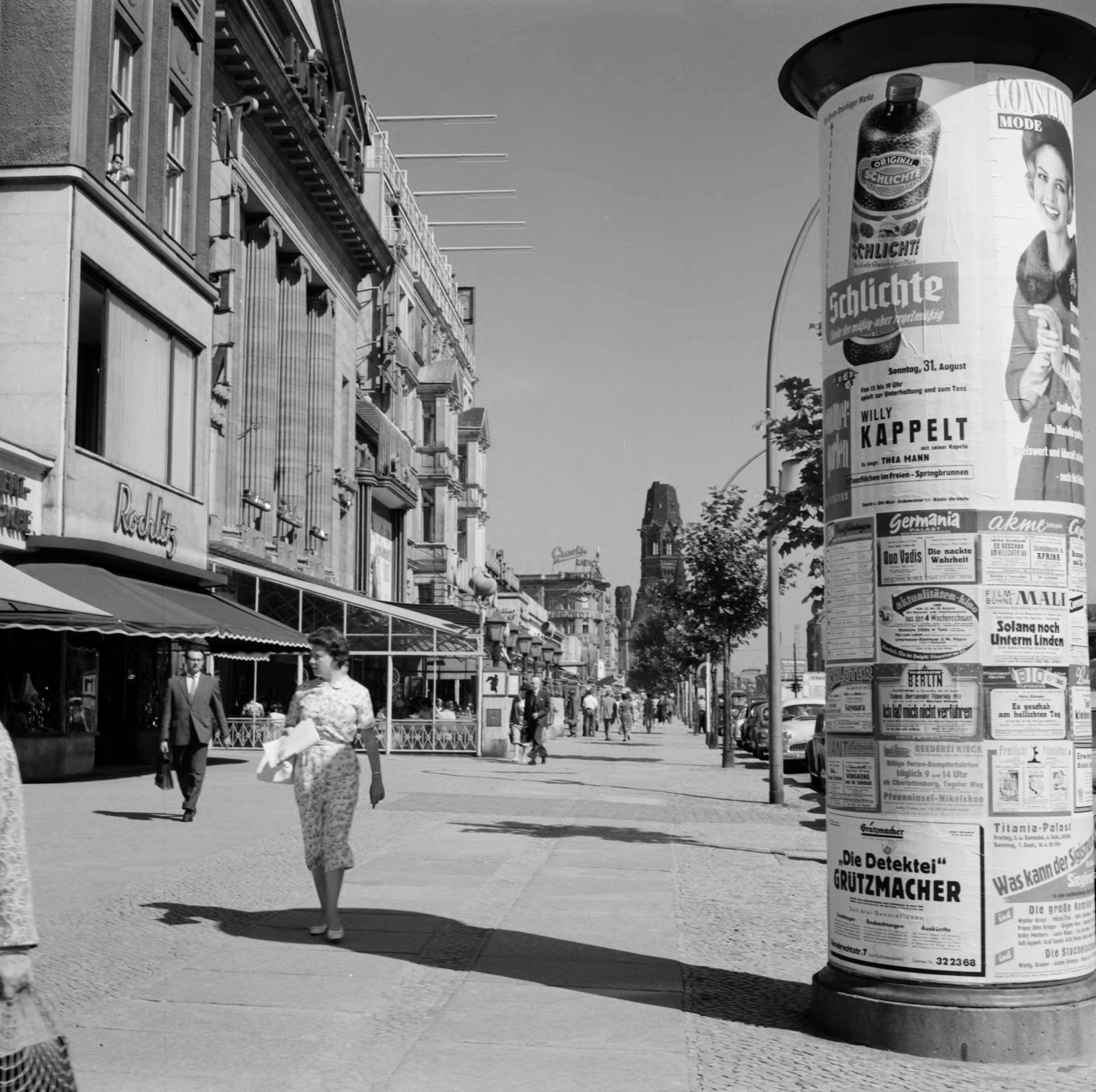 Germany, Berlin, Nyugat-Berlin, Kurfürstendamm 26., a Haus Wien. Háttérben a Vilmos császár emléktemplom (Kaiser-Wilhelm-Gedächtnis-Kirche)., 1958, UWM Libraries, ad pillar, West Berlin, Fortepan #259277