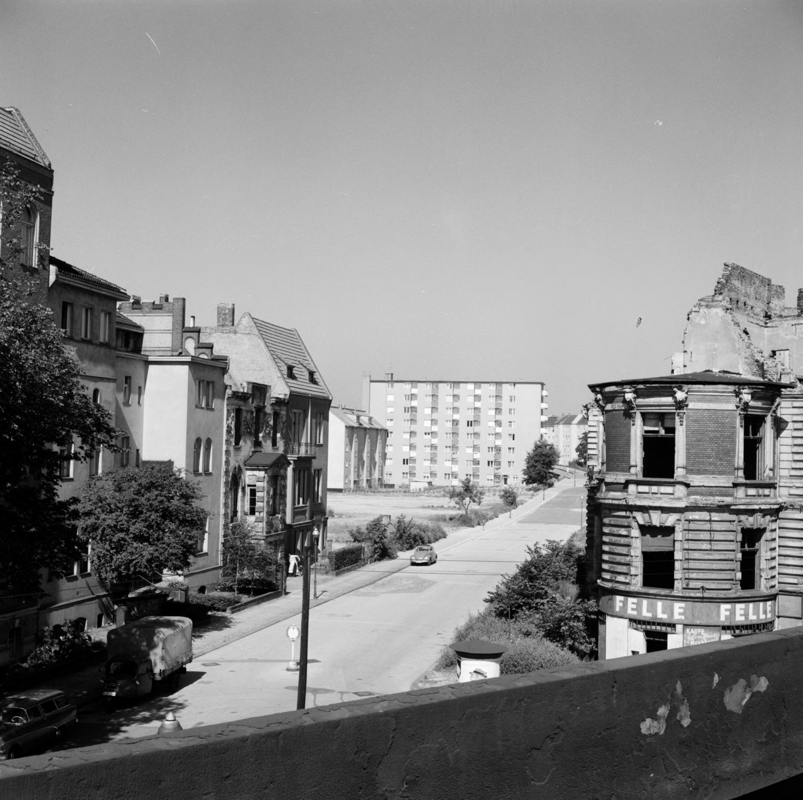 Németország, Berlin, Nyugat-Berlin, szemben kissé átlósan a Siegmunds Hof, ennek elkanyarodásánál a távolban a Wullenwebersteg. Előtérben jobbra az épület a Siegmunds Hof torkolatánál a Bachstrasse sarkán áll. A felvétel a Tiergarten S-Bahn megállóból készült., 1958, UWM Libraries, Nyugat-Berlin, képarány: négyzetes, utcakép, Volkswagen Bogár, Fortepan #259280