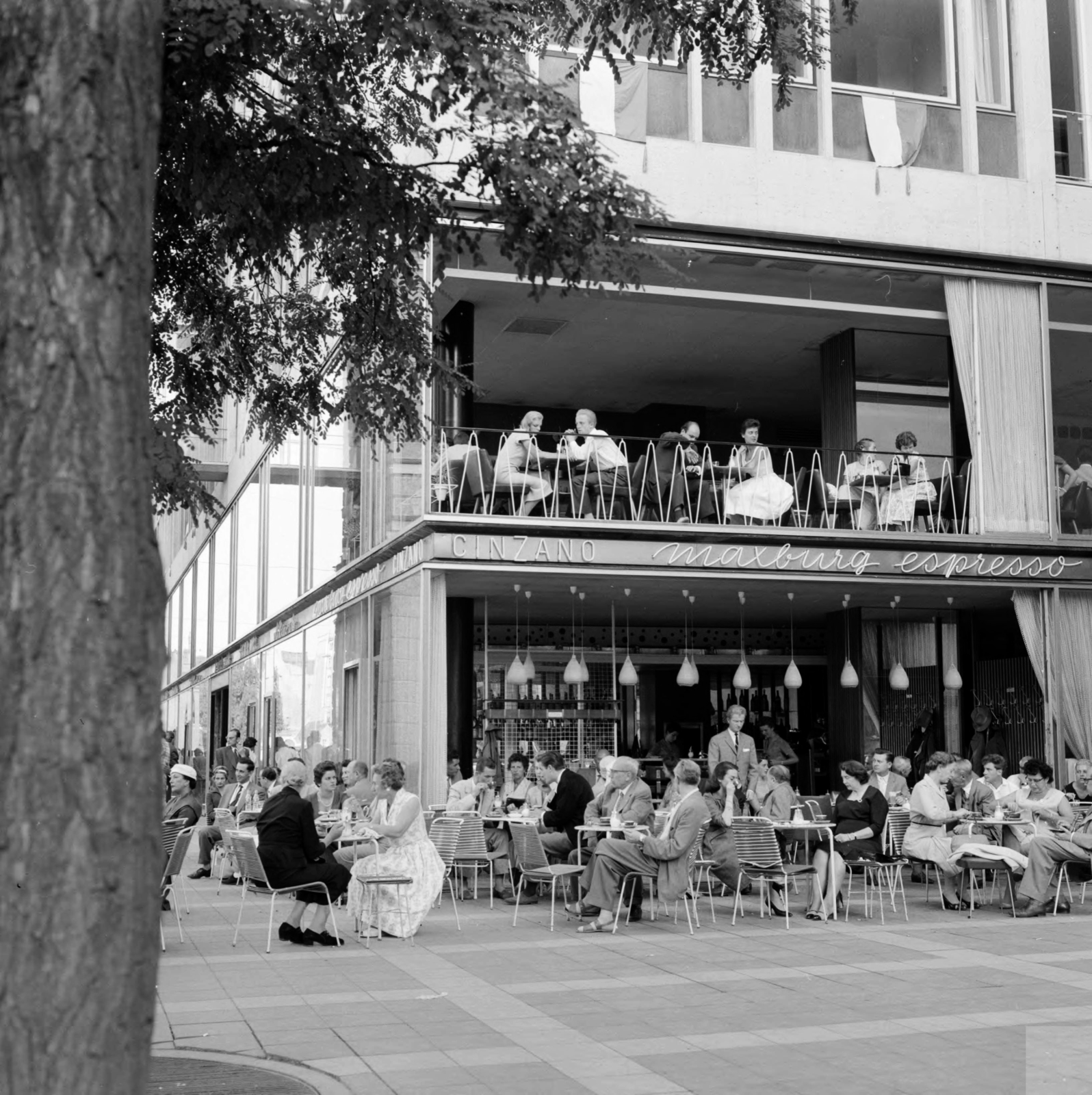 Germany, Munich, Lehnbachplatz, Neue Maxburg., 1958, UWM Libraries, FRG, photo aspect ratio: square, terrace, Fortepan #259286