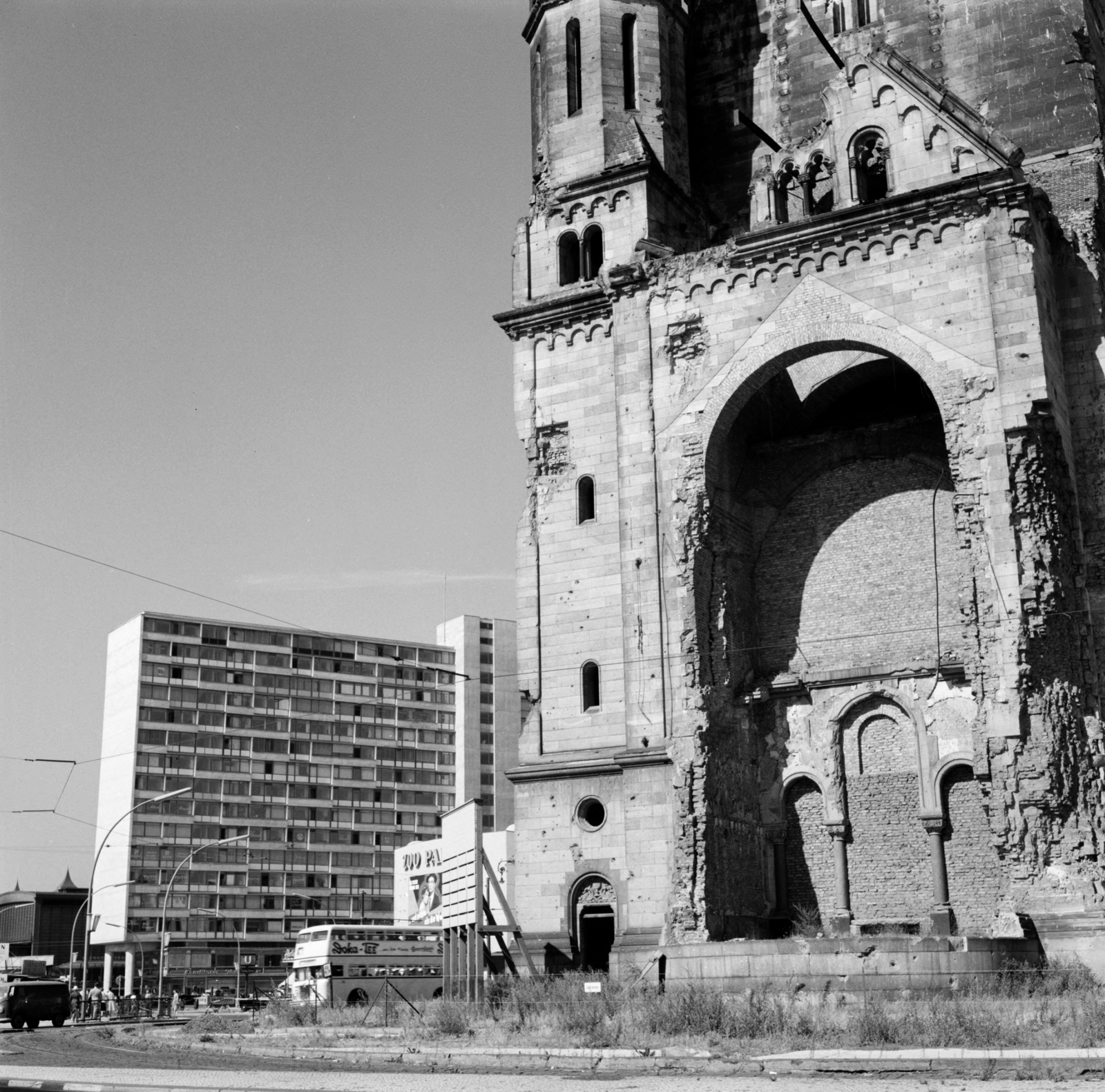 Germany, Berlin, Nyugat-Berlin, Breitscheidplatz a Kurfürstendamm-Rankestrasse-Tauentzienstrasse kereszteződés felől nézve, előtérben a Vilmos császár emléktemplom (Kaiser-Wilhelm-Gedächtnis-Kirche)., 1958, UWM Libraries, West Berlin, photo aspect ratio: square, monument, modern architecture, Fortepan #259287