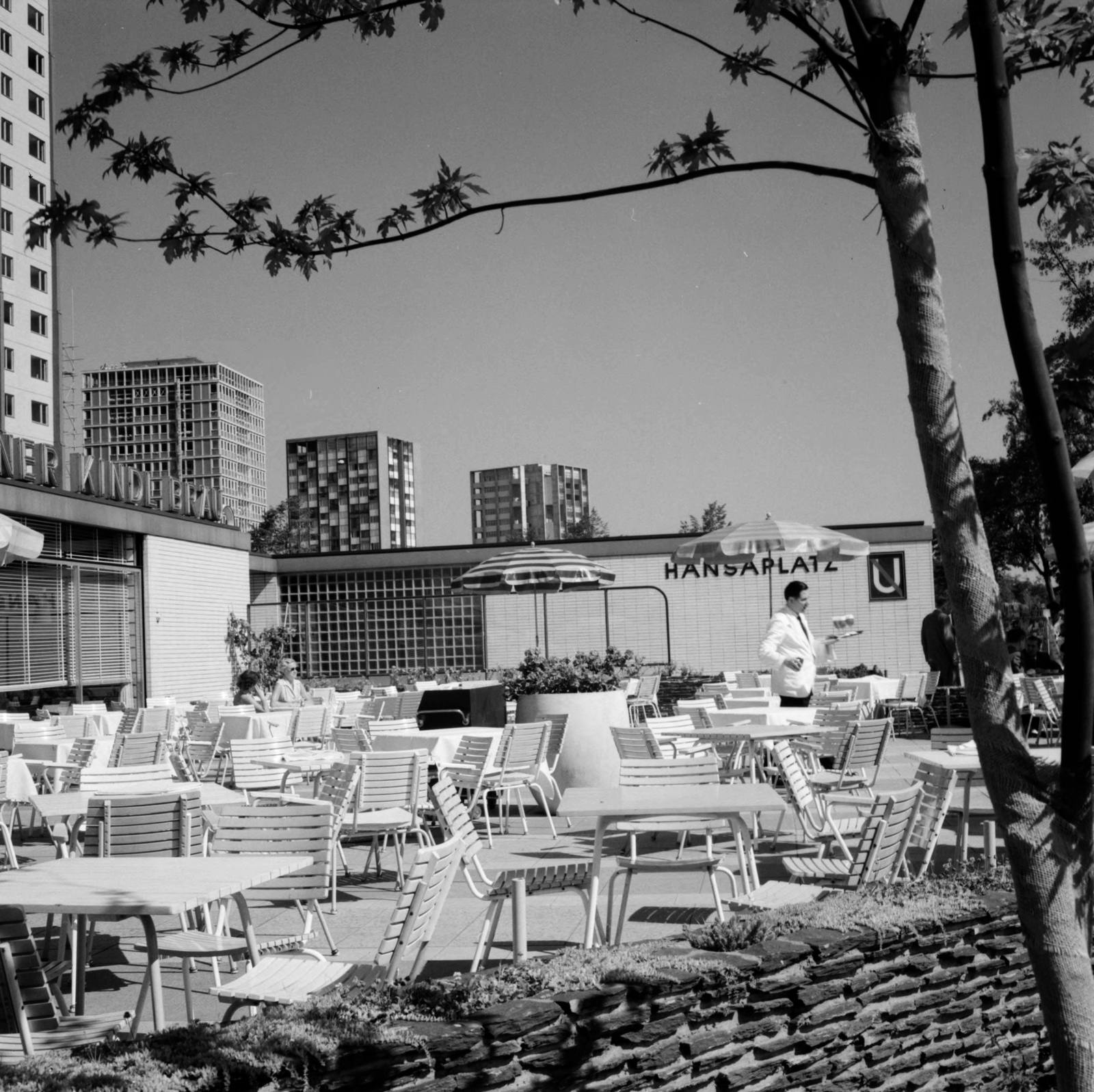 Germany, Berlin, Nyugat-Berlin, Altonaer Strasse, sörözö az U Hansaplatz metrómegállónál, a háttérben a Bartningalle épületei látszanak., 1958, UWM Libraries, West Berlin, photo aspect ratio: square, hospitality, terrace, Fortepan #259290