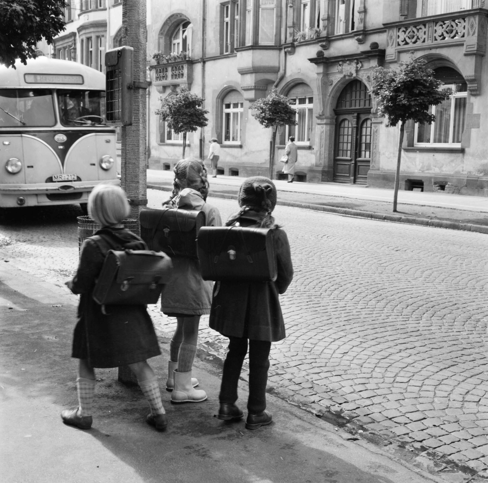 Germany, Biegenstrasse., 1958, UWM Libraries, schoolbag, bus, kids, number plate, FRG, photo aspect ratio: square, Fortepan #259298
