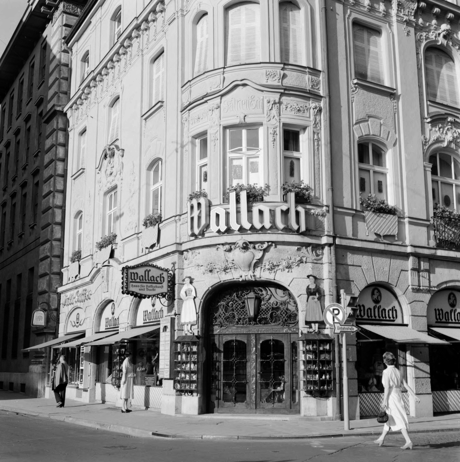 Germany, Munich, Residenzstrasse - Hofgraben sarok a Dienerstrasse felöl., 1958, UWM Libraries, FRG, photo aspect ratio: square, sign-board, store display, architectural ornament, Fortepan #259302