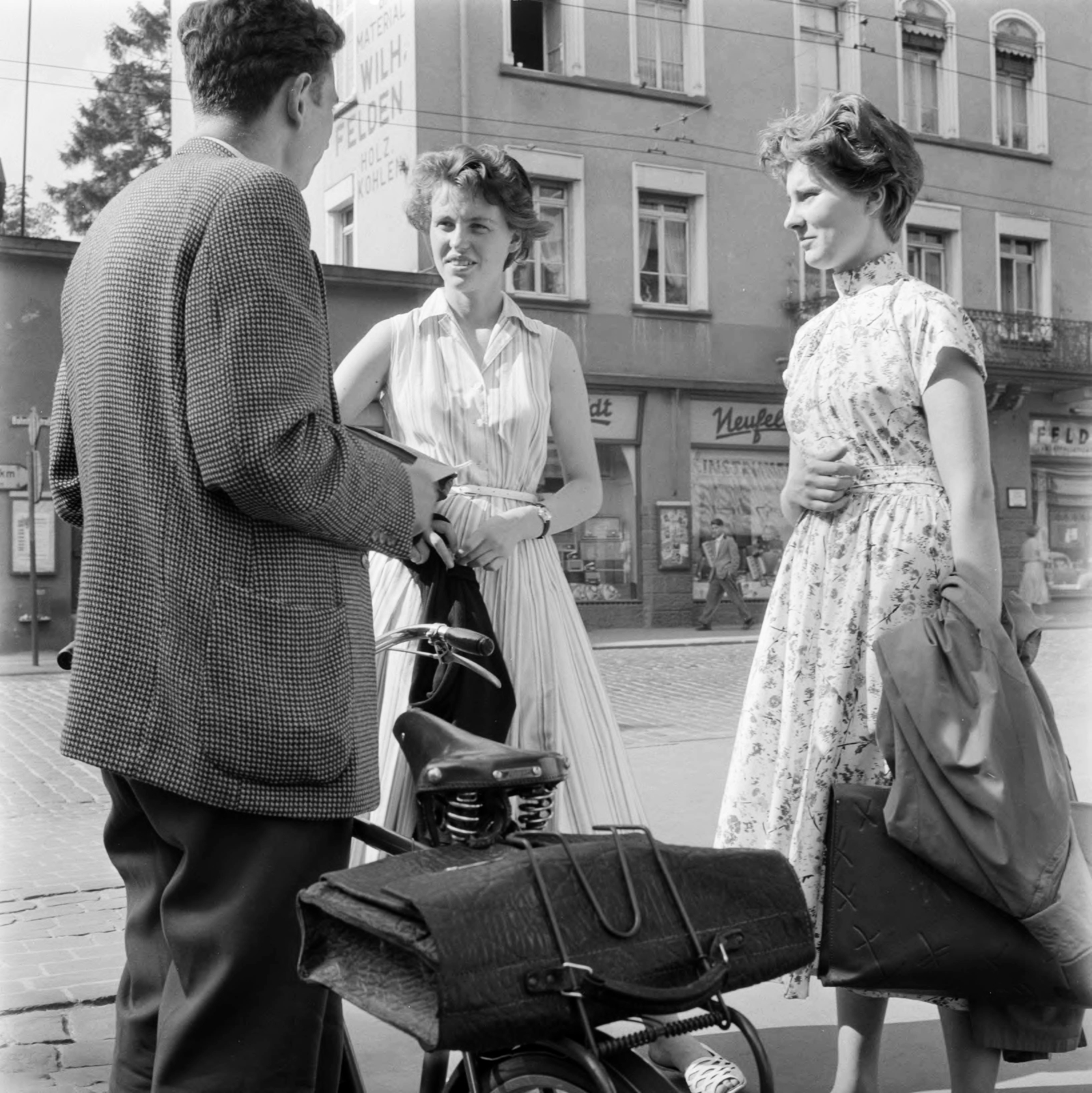 Németország, Marburg, Bahnhofstrasse, háttérben a 18. számú ház látható., 1958, UWM Libraries, Eugene Vernon Harris, NSZK, képarány: négyzetes, beszélgetés, Fortepan #259307