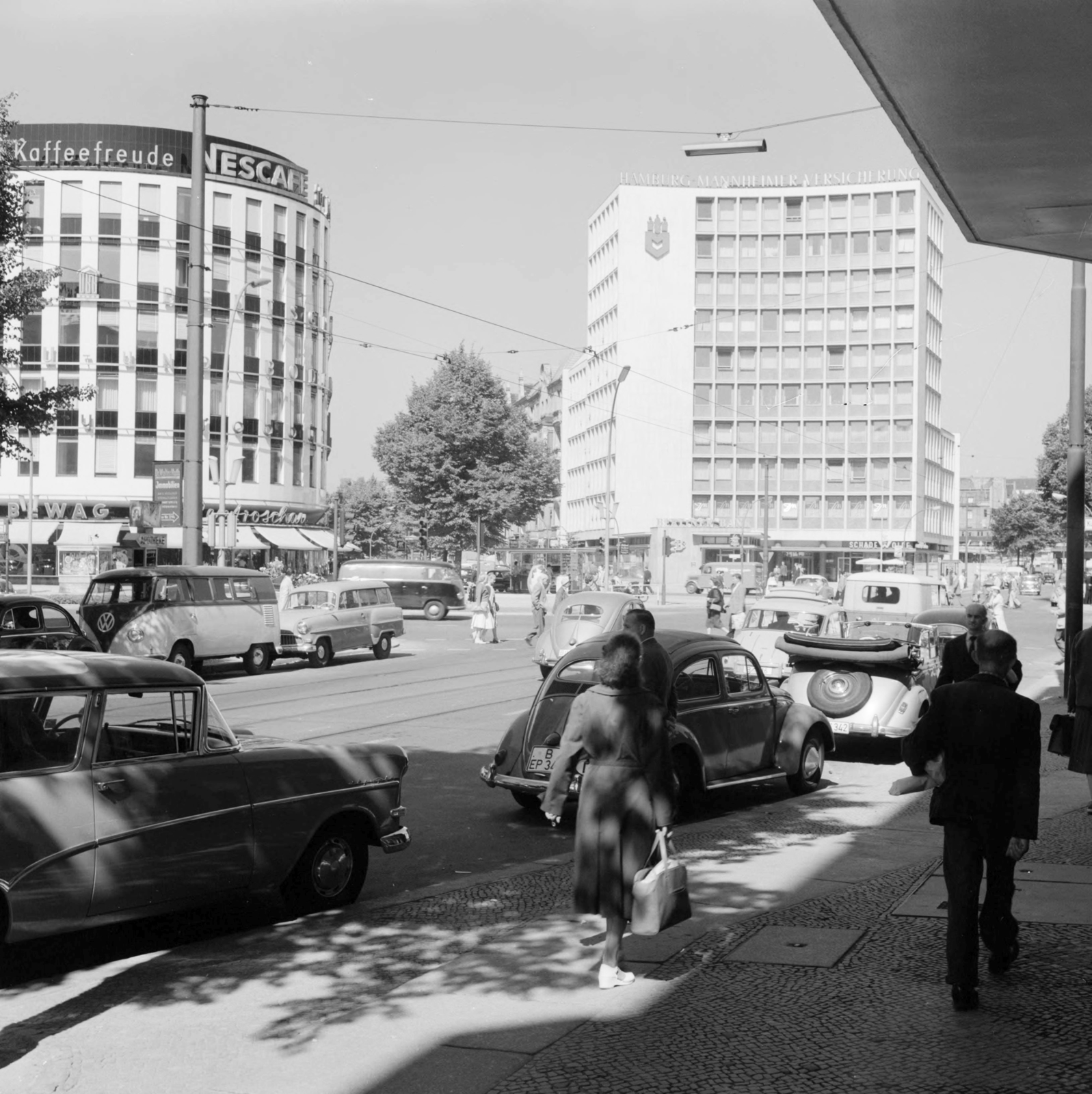 Germany, Berlin, Nyugat-Berlin, az Uhlandstrasse - Kurfürstendamm keresztezödése., 1958, UWM Libraries, West Berlin, photo aspect ratio: square, street view, Volkswagen Beetle, Fortepan #259313